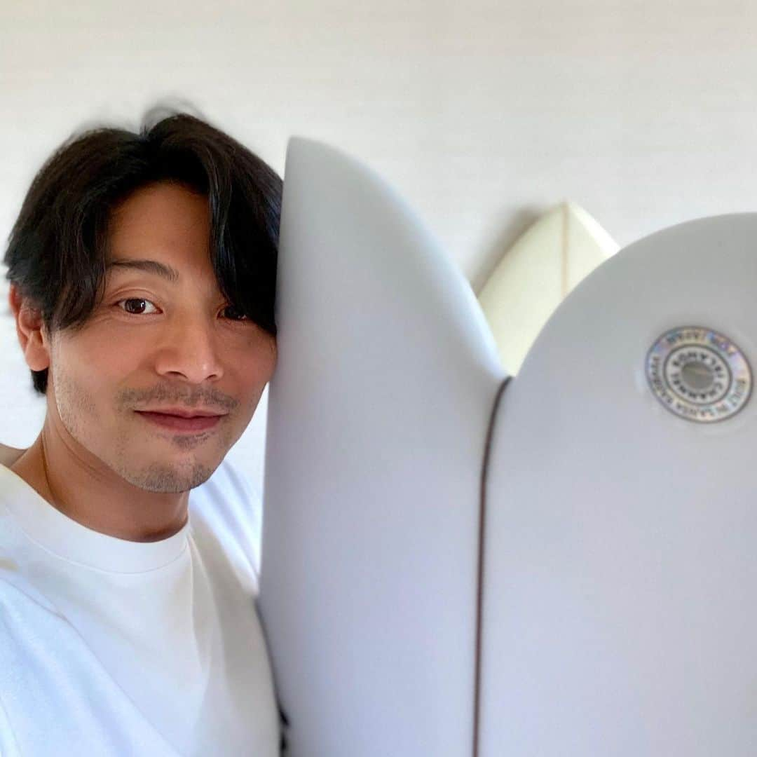 吉沢悠さんのインスタグラム写真 - (吉沢悠Instagram)「． My favorite type of surfboard arrived!! I really love alternative style surfing.So that's awesome！！ Thank you,CI!! . チャンネルアイランド２枚目の板、フィッシュが今日届きました。 １枚目の【mini】も大好きな１枚ですが、こうやって比べるとだいぶ日焼けしたんだな。 ． 海に行けてない分、すっごく嬉しいです。余計に海が恋しくなりました。 ． ありがとうございます！！！ ． #channelislands  #surfing  #surfboard  #alternative #style #fish #mini #twin #6月 #入ったら #様子見て #海行っても #いいよね #keepsurfing #lovesurfing #bigsmile」5月30日 11時11分 - hisashi_yoshizawa