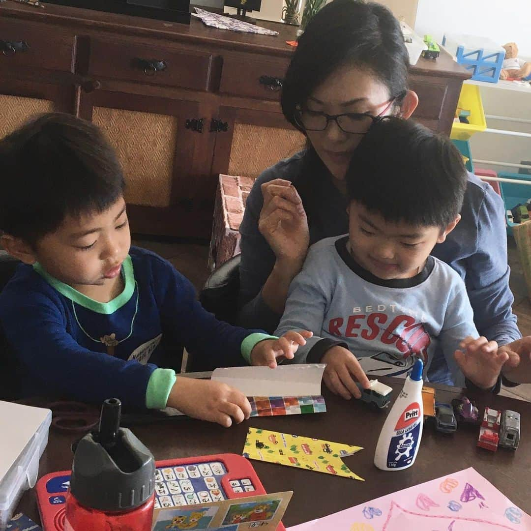 生島早織さんのインスタグラム写真 - (生島早織Instagram)「狭い狭いせまい！  狭いのわかっているのにどうして一緒に入るの？🤣 また断水が終わったら大きなお風呂に入ろう〜🛀 双子達の段ボールのお家も毎日少しずつ🏠  午前中は、オンラインクラス💻  何故、自分の席に座らない。 私は椅子じゃない😁 と言いながらも私も参加💻  スーパーには子供は入れないので近くの公園で待つ。 勿論マスク着用❣️ 最後の写真は3年前のベビーバス🛀  なかなか良いサイズね👍  写真に写るテレビ下の段ボールガード📦懐かしい🤣  話飛び過ぎね💦💦 #双子育児 #双子ママ #ベビーバス #オンラインクラス #懐かしい写真 #海外育児 #海外生活 #コロナに負けるな」5月30日 11時12分 - saori.ikushima