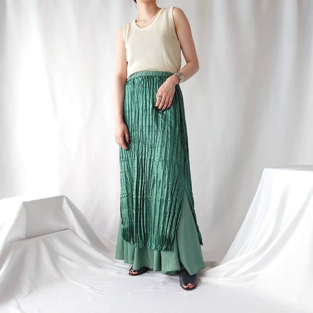 吉祥寺 古着屋 Orfeoのインスタグラム：「Reversible Skirt & Pleated Skirt  #orfeo #kichijoji #tokyo #vintage #used #fashion #coordinate #outfit  新型コロナウィルス感染拡大防止策を徹底した上で本日12時より営業を再開いたします。 しばらくの間、営業時間は12:00～19:00とさせていただきます。  お問い合わせはインスタグラムのプロフィール掲載のメールアドレスにお願いいたします。コメント、DMでのお問い合わせは受け付けておりませんのでご了承ください。」