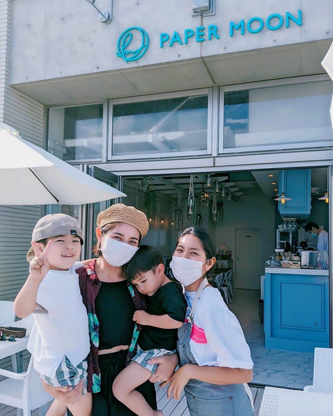 齋藤美波のインスタグラム：「🐚🐬🐠 #papermoonchigasaki ・ fineの先輩でもある @yuumi_seimiya さんプロデュースで 本日Openの @papermoon_chigasaki  のPre Openにご招待頂きました💙 カフェに合った花束持って💐 ・ Blueテイストのお店に 目の前には青い海🏖 サザンビーチ茅ヶ崎の目の前にあるよ！ 大きなブランコがあって子供達は 食べるかブランコだった😂👐🏽 ・ テラス席にはペットもOKみたい🐶 子連れにもとてもいい環境でした😁 後半子供達靴脱ぎ出して走り回ってました🤦🏽‍♀️ 本当にすみません、、、笑 ・ ご飯もこだわったみたいで しっかりした味付けで美味しかったなぁ💜 fineの志穂さん、恵子さんにも 会えて嬉しかったなぁ☺️ ・ これからもゆうみさんもいる事だし これからたくさんお友達連れて 食べに行きますね🌮🥗🥞🍹💜 ・ とにかく今はコロナの影響もあり 密にならないよう時間ずらしての 来店予約をしてくれた配慮にも拍手です👏🏾 まだまだ油断出来ない世の中だけど 少しずつすこーしずつ前の生活に 戻れるよう心がけよう😽 久しぶりのお友達最高でした😭♥️♥️ ・ 湘南住みの友達覚悟しとけー！笑 連れ回すよ😏🤟🏾 ・ ・ #サザンビーチ茅ヶ崎 #カフェ#オープン#fineモデル#プレオープン#海沿いカフェ#こだわりぬいた店内 #湘南#夏#緊急事態宣言解除#cafe#beachcafe#shonan#blue#finemodel#surfgirl#open#congratulations #happy#wedding#love#dayoff」
