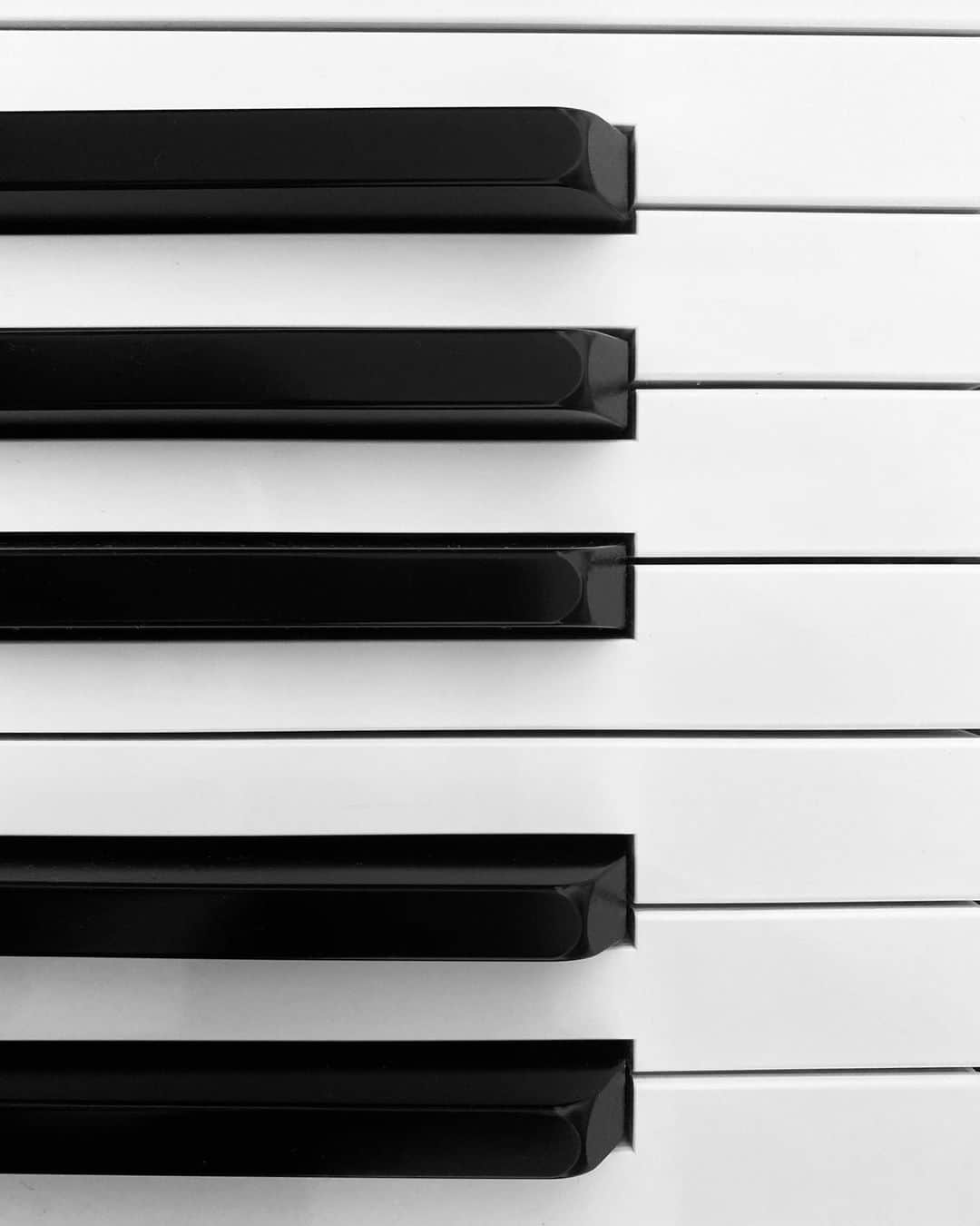 May J.さんのインスタグラム写真 - (May J.Instagram)「In love with songs in a minor🎹 幼い頃からマイナーコードの曲に魅かれる。  #piano #yamaha #cp1 #monochrome」5月30日 11時26分 - mayjamileh