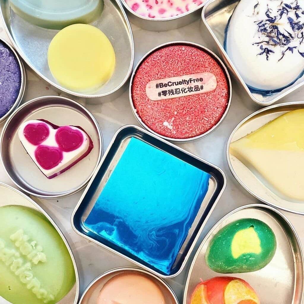 のインスタグラム：「【5月30日はごみゼロの日♻️】 ラッシュでは「裸」になったパッケージフリーの商品を「ネイキッド」と呼んでいます。固形に姿を変え、パッケージを脱ぎ捨てたカラフルな商品たちは、セクシーで香りが豊かに広がるだけでなく、限りある資源やごみの削減、生産や廃棄の過程で発生する温室効果ガスの削減につながるなど、環境に優しい側面もあります。  ライフスタイルや生活シーンの中でネイキッド商品を楽しんでいる皆さんの使い方や保管方法はプロフィールのリンクから☝️ #LushCommunity #Naked #530week #backto #ZeroWaste #ごみゼロ #パッケージフリー #ゼロウェイスト #ネイキッド #ラッシュ #Lush」
