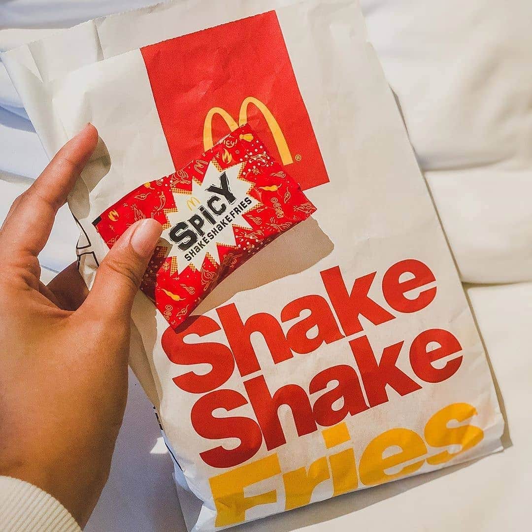 McDonald's Philippinesのインスタグラム：「We all have that one friend like @charmilynlucena who loves spicy food. 🔥 Get them to order our new Spicy Shake Shake Fries!」