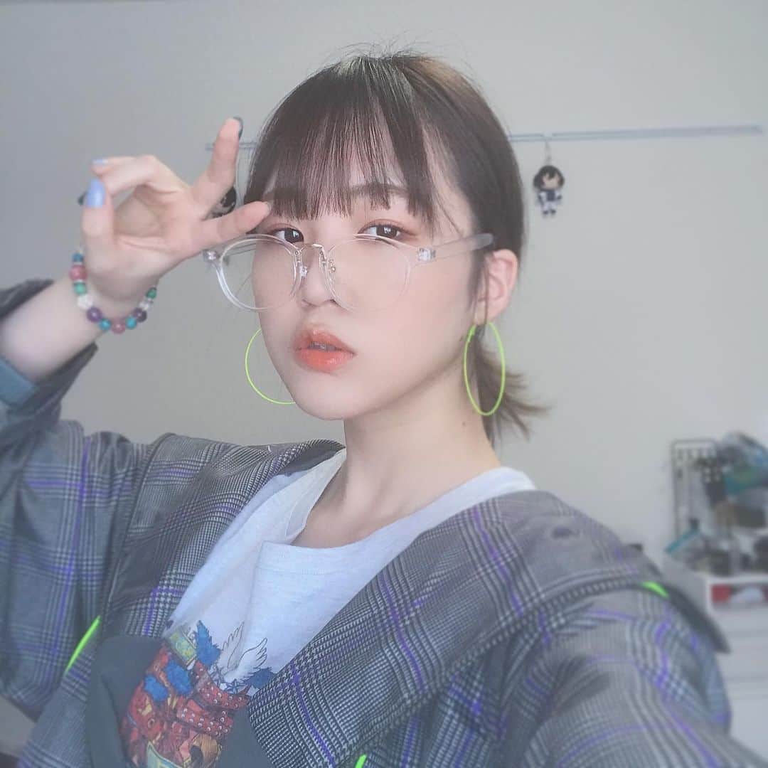 三田麻央のインスタグラム：「ビビットカラーが映える、、なつやね、、」