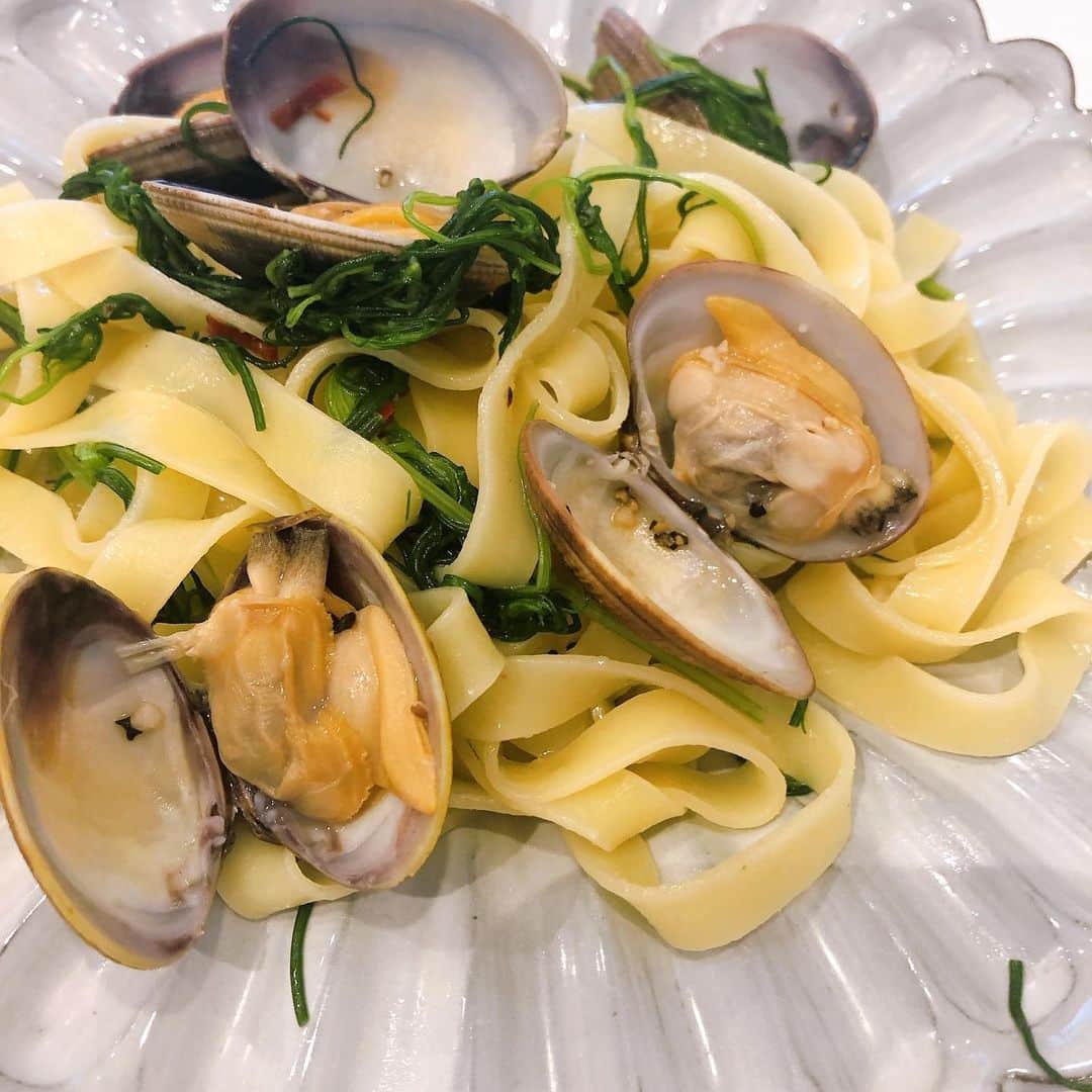 高橋里帆のインスタグラム：「昨日の残り物でボンゴレビアンコ作りました✨ 生パスタのフィットチーネを使ってみたのですが、1人分が多すぎて全部食べれなかったです🤣笑  フィットチーネだと更にボリュームが凄いのかもですね💦  生パスタだから1人分で分かれていたのでうっかり全部使ったら💦  種類によっても量が違うんですね🤔  2人前ペロリの私がフィットチーネだと1人前でお腹いっぱい💦 逆にダイエットになるかも🥰  #ボンゴレ#ボンゴレビアンコ#パスタ#フィットチーネ#残り物ごはん #里帆家ご飯 #料理#お家ご飯」