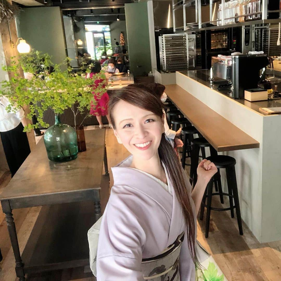 里井真由美さんのインスタグラム写真 - (里井真由美Instagram)「#newopen #amazoncacao #creampuff ㊗️5/29、日本橋にオープン‼️ スペシャリテは 「アマゾンカカオのシュークリーム」❤︎ ・ 濃厚チョコクリームがぁ〜 隙間なく たっぷり むっちりぃ〜😆💕 ・ ミシュラン フレンチ「シンシア」のパン・デザートご担当から独立された大山 恵介シェフのパティスリー「ease」です @ease_tokyo  @keisuke_oyama_ease ・ ・  ケーキは一見、シンプルなフォルムですが、入刀〜断面したらとても凝ってて、エロかったです。笑 😎✨ そして おいしい！ ・ ・ 店内は明るくて天井高く広〜いオープンキッチン❗️焼きたての香りがして、動きに活気があって みんな笑顔。入るとテンション上がるお店💪！ 🔻 まだ限られたケーキと焼き菓子販売のみでしたが、今後はパン、カウンター席でのイートインではパフェなども予定されているそう。 🔻 シューアイスのお取り寄せもございます〜🤗 🔻 人数制限のため、店内も予約制です。 https://eatcretator.wixsite.com/ease ・ ・ ●住所 日本橋兜町9-1 ・ ・ シェフがレストランにいらっしゃる時は「栗づくしコース🌰🌰🌰🌰」も頂いていて、目の前での削り立てモンブランもほんとおいしいの。 ・ ・ あー 早くモンブランも食べたいな。笑 ・ ・ #patisserieease#アマゾンカカオ#シュークリーム#cake#日本橋#里井真由美#ありが糖運動 #フードジャーナリスト里井真由美 #新店舗オープン #新店舗 #注目#モンブランの世界#栗#和栗#栗スイーツ#モンブラン#チョコレート #チョコレートケーキ #フィナンシェ #焼き菓子」5月30日 11時44分 - mayumi.satoi