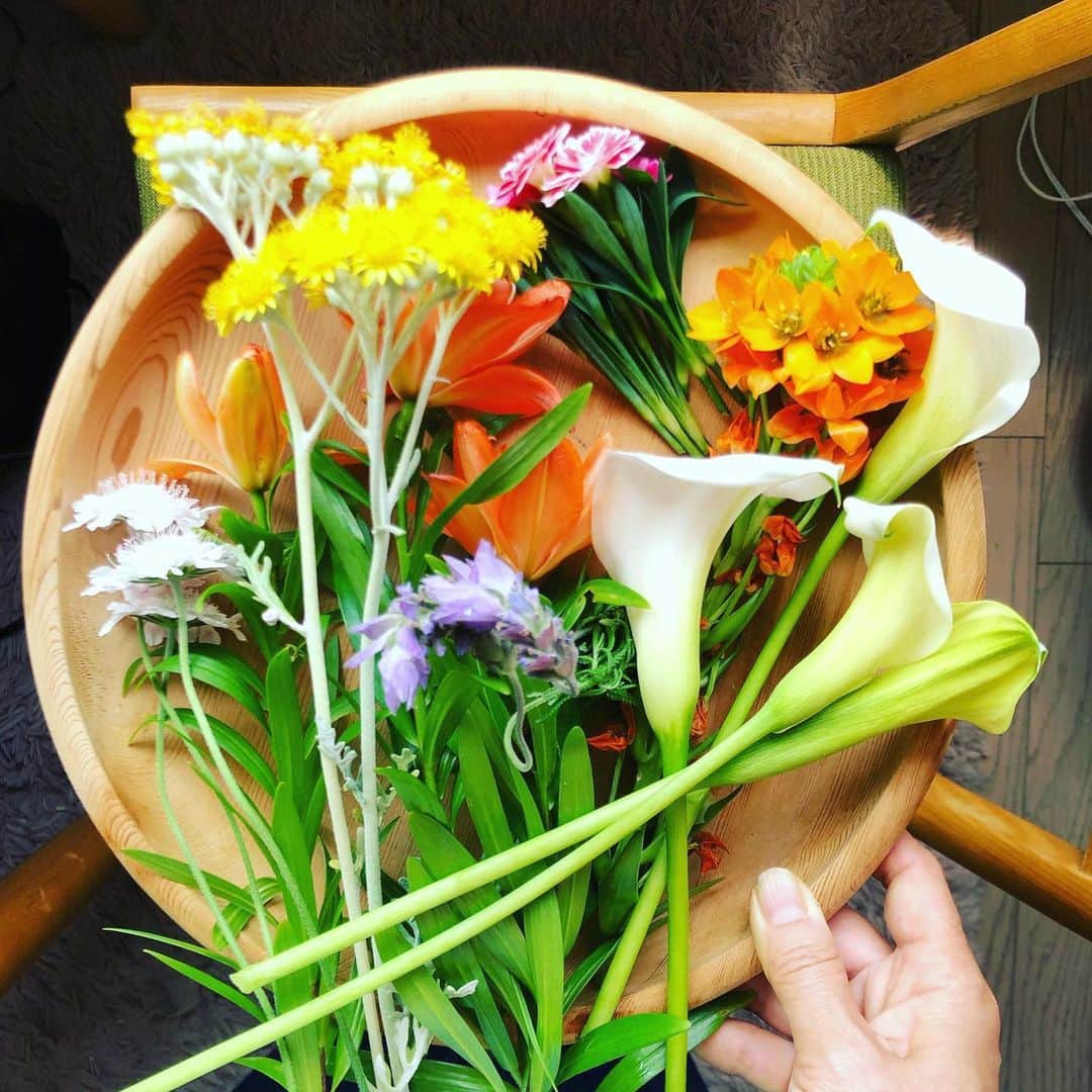 大宮エリーさんのインスタグラム写真 - (大宮エリーInstagram)「食事をのせることもありますが お花をのせることもあります。 ベランダで咲いた花を収穫。 野菜だけじゃなく花も育ててよかった。  #家庭菜園 #お盆 #花 #花盆」5月30日 11時48分 - ellie_omiya