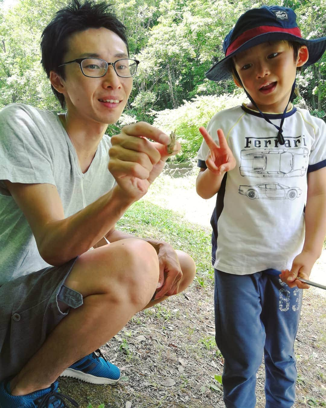 清野紗耶香さんのインスタグラム写真 - (清野紗耶香Instagram)「緊急事態宣言が解除されてはじめての休日 久しぶりにみんなで電車に乗って公園へ。 来てみたら🦞釣りの聖地？みたいでみんな釣りしてる。ので、こーたも急遽、挑戦。 . 虫取りしかもってなかったけど枝とかありもので ザリガニの赤ちゃんゲットだぜ . #ザリガニ釣り #ザリガニの赤ちゃん  #5歳 #5歳男の子#まめちょびん #男の子パパ #oyabakabu #親バカ部 #緊急事態宣言解除  #フェラーリ  #こどもと暮らす #はいチーズ #ママリ#キズナ#コズレ #コドモダカラ #子育てぐらむ  #コドモノ#comona  #mamanoko #hugkum #ikumama #いこーよ」5月30日 11時55分 - seino_sayaka