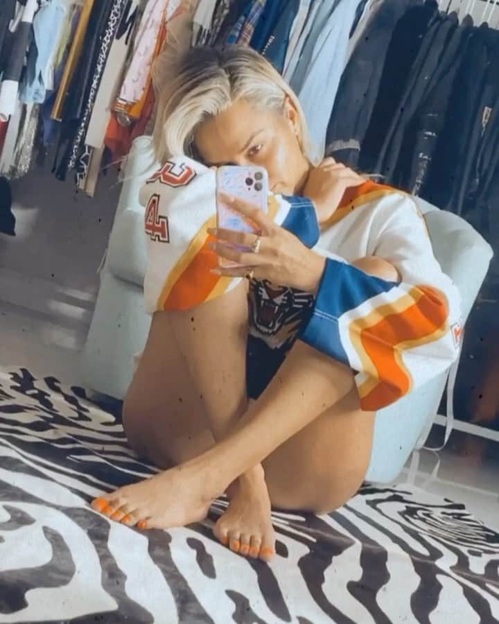 ベロニカ・ベガのインスタグラム：「For the past several days coming online feels like working out. I’m so exhausted. I wake up and I’m sad, I go to sleep sad. I’ve been home all day today watching the news & talking to friends on the phone. We are all tired.」