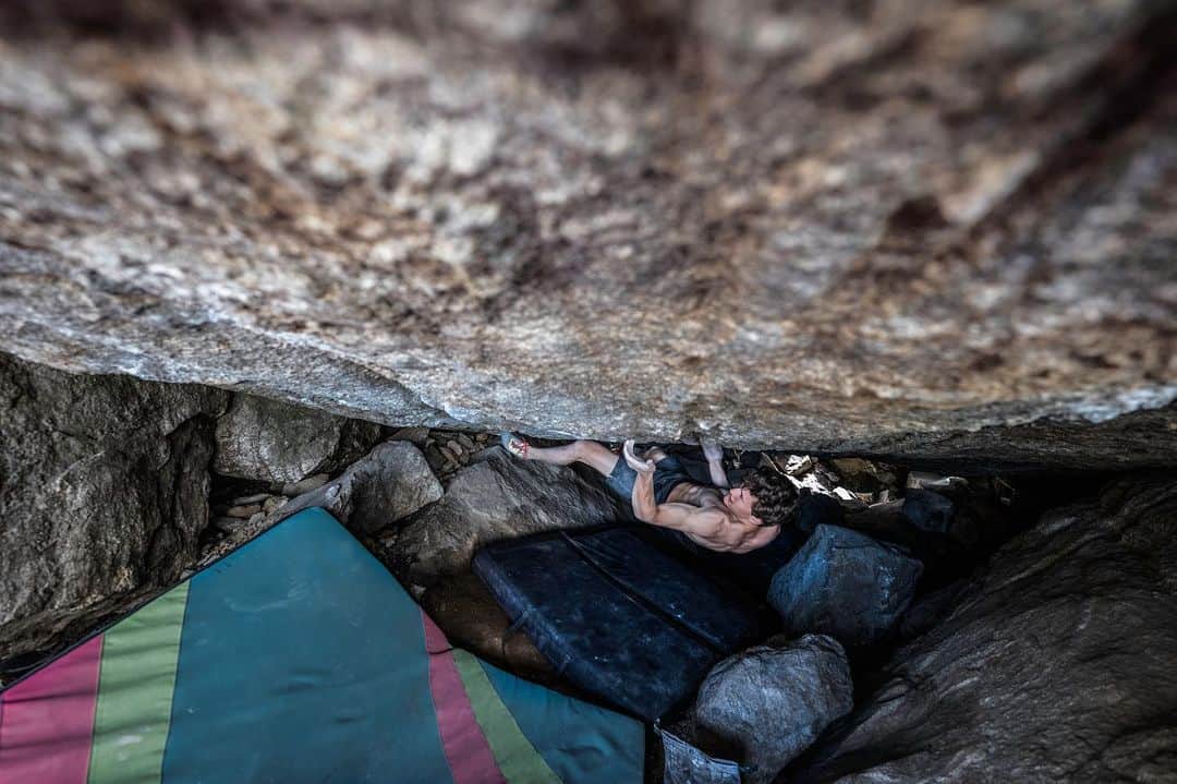 ナサニエル・コールマンのインスタグラム：「Halfway through the most mega project I’ve ever tried, the lowest possible start of Euro Roof. 30 feet of climbing through a 70 deg roof😍 temps are rising in SLC, hopefully some late night sessions can preserve the psych! 📸 @neilson.ben  @thenorthface @scarpana @petzl_official @gnarlynutrition @frictionlabs」