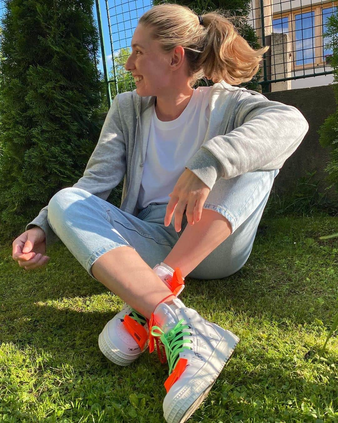 エカテリーナ・アレクサンドロワさんのインスタグラム写真 - (エカテリーナ・アレクサンドロワInstagram)「Friday mood 😝but never sitting in light jeans on the grass again...」5月30日 3時30分 - ekaterina_alexandrova94