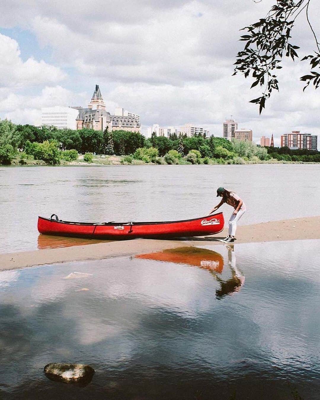 Explore Canadaさんのインスタグラム写真 - (Explore CanadaInstagram)「Today's #CanadaSpotlight is on @visitsaskatoon!⁠⠀⁠⠀ ⁠⠀⁠⠀ The picturesque city of Saskatoon can be found nestled in the Prairie province of Saskatchewan. With the South Saskatchewan River winding through the city and trails surrounding it, Saskatoon is a vibrant, culture-rich city with endless opportunities to explore nature. ⁠⠀⁠⠀ ⁠⠀⁠⠀ Whether you like amazing local food, a strong craft beer scene, museums and art galleries, Indigenous experiences or outdoor adventures, Saskatoon has everything for the perfect city break. ⁠⠀⁠⠀ ⁠⠀⁠⠀ While we might not be able to travel there right now, here are some of our favourite photos of Saskatoon for you to enjoy! If you want to explore more of this city virtually, check out @visitsaskatoon for more pictures, tips and updates.⁠⠀⁠⠀ ⁠⠀⁠⠀ Have you visited Saskatoon in the past? Don't forget to tag #ExploreCanadaFromHome in any memories you share!⁠⠀⁠⠀ ⁠⠀⁠⠀ ⁠⠀⁠⠀ #ExploreCanadaFromHome #ForGlowingHearts ⁠⠀⁠⠀ ⁠⠀⁠⠀ 📷 ⁠⠀⁠⠀ 1. @visitsaskatoon⁠⠀⁠⠀ 2. @mckda4⁠⠀⁠⠀ 3. @joordanrenee⁠⠀⁠⠀ 4. @visitsaskatoon⁠⠀⁠⠀ 5. @himadry⁠⠀⁠⠀ 6. @heyitslorenzo⁠⠀⁠⠀ 7. @bennnnnnnngie⁠⠀⁠⠀ 8. @visitsaskatoon & Carey Shaw ⁠⠀⁠⠀ ⁠⠀⁠⠀ 📍 @visitsaskatoon⁠⠀⁠⠀ ⁠⠀⁠⠀ #Saskatooning」5月30日 3時33分 - explorecanada