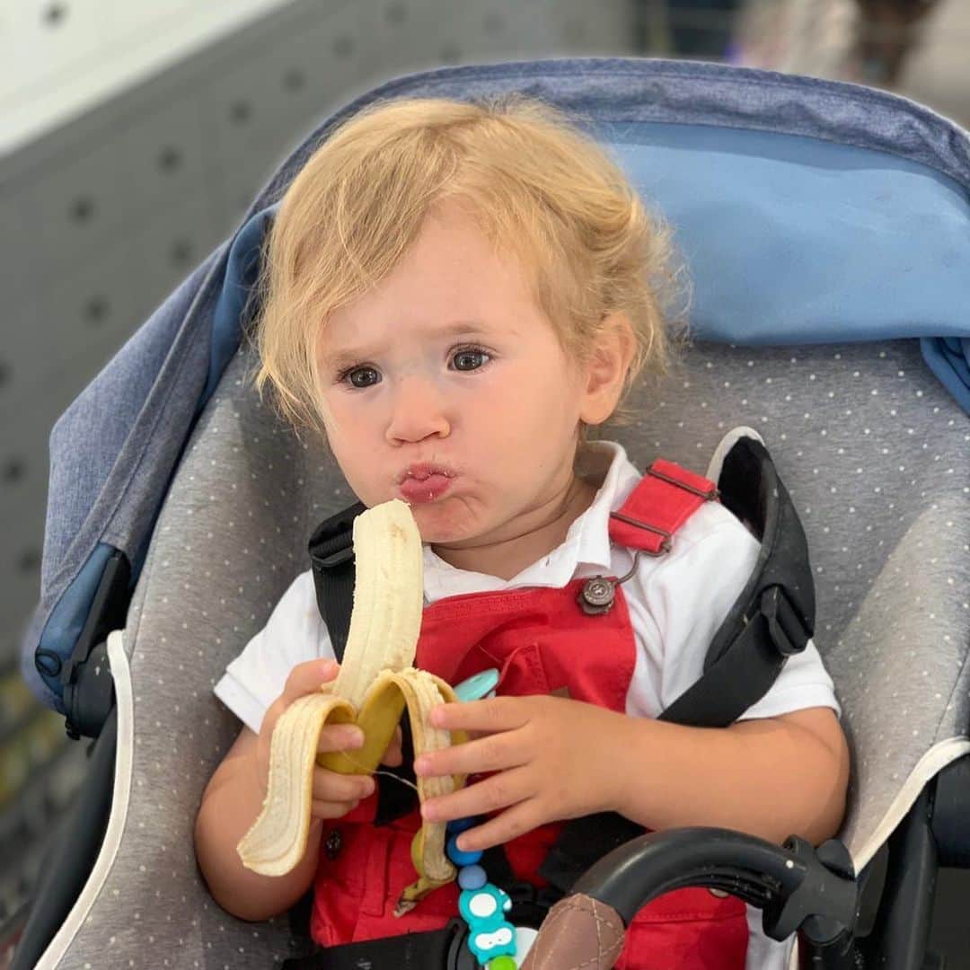 アレハンドロ・フェルナンデス・イグレシアスのインスタグラム：「Nuestro monito🐵🍌」
