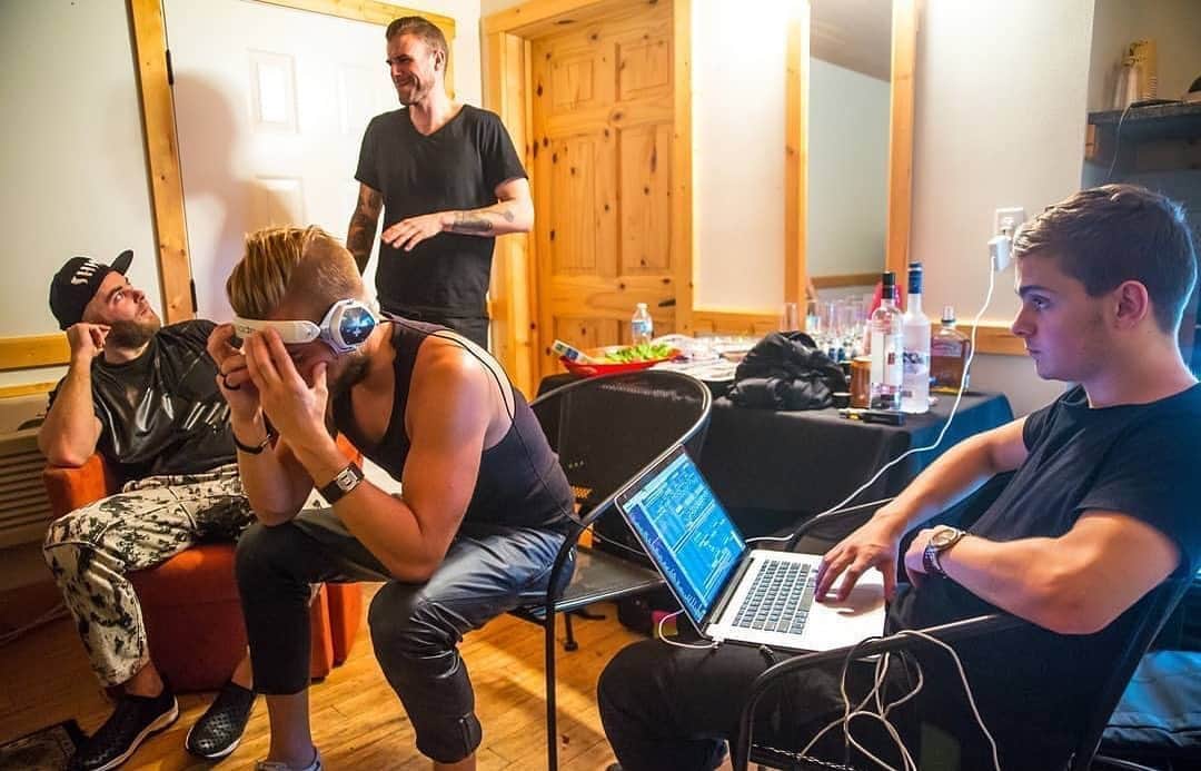 Showtekのインスタグラム：「How bad would you wanna hear this? Garrix & Showtek 👀」