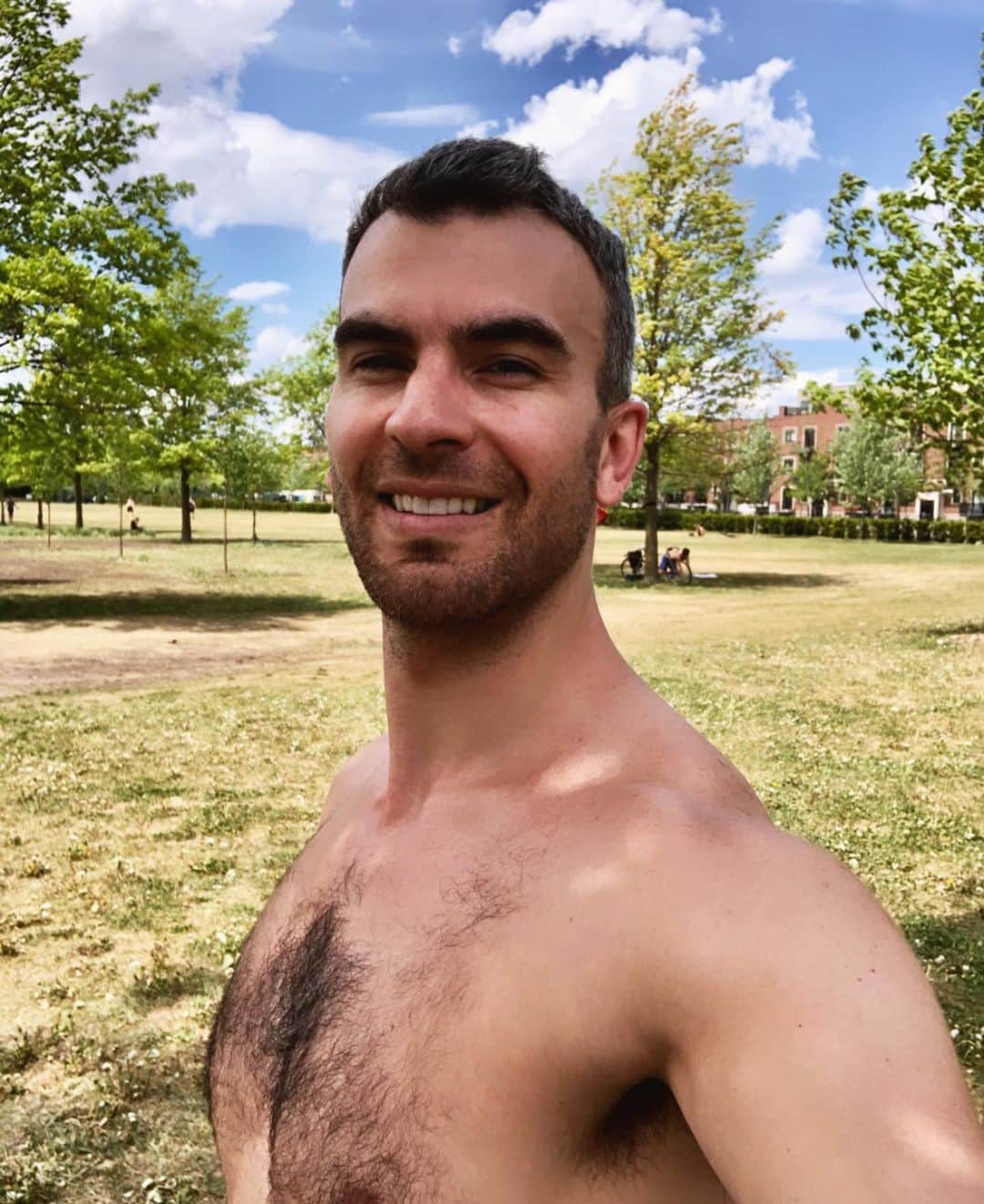 エリック・ラドフォードのインスタグラム：「The park is my new home! Between picnics and workouts I think I’ve spent more time there in the last week than I usually do in a whole summer! Thank you @kevingeyson for whipping me into shape!  #park #fitness #men #athlete #personaltrainer #sunshine #summer」