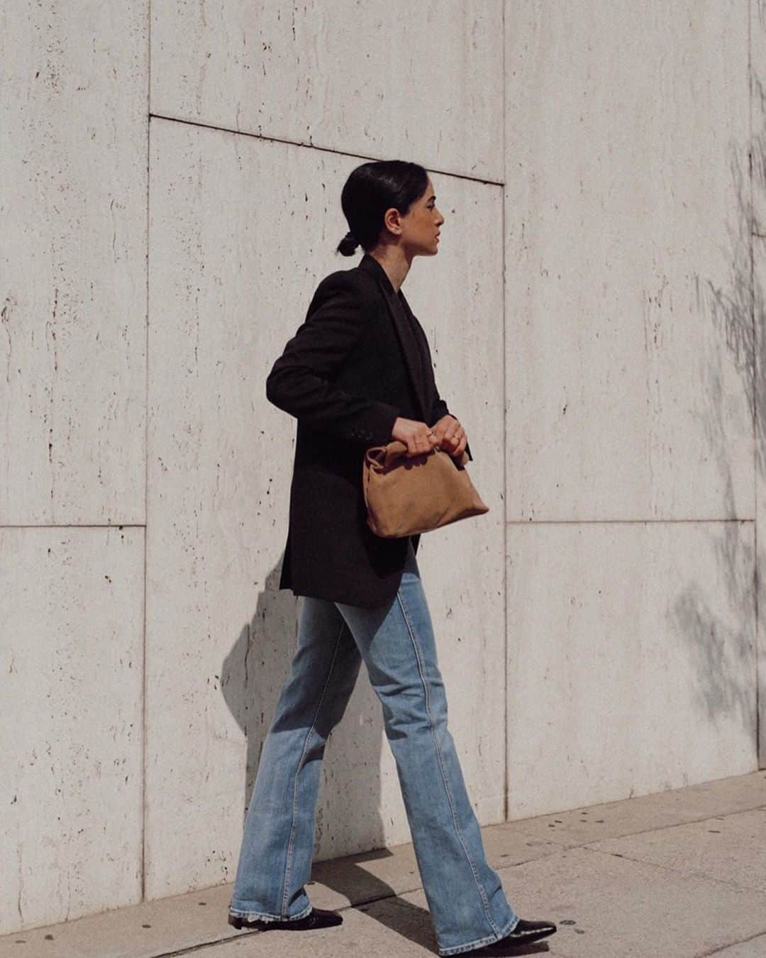ハドソンのインスタグラム：「The twice daily walk, elevated. @sarah_najafi in our Abbey High Rise Bootcut Jean.」