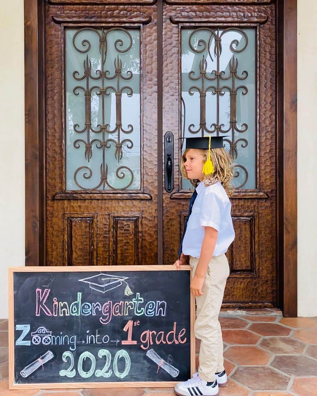 ダニエラ・ルーアのインスタグラム：「Homeschooling has been in full gear for 2+ months now and today all that hard work culminates into a graduation. River is officially done with kindergarten, “zooming” his way into 1st grade... I am SO proud of you Riv. You are a trooper who has matured And improved so many skills this year alone. And I have to thank teacher Mrs V, for going beyond expectations to keep the class moving forward online. You have shown so much love and care for these kids, all while taking care of your own toddlers at home. We are forever grateful to all teachers! . Há mais de dois meses que andamos a praticar a escolaridade em casa e hoje todo esse trabalho culmina numa graduação. O River passou oficialmente para a 1a classe e tenho tanto orgulho! Amadureceu tanto e só este ano melhorou tantas habilidades importantes. E tenho de agradecer à professora dele, a Mrs V por exceder as expectativas para manter os alunos em forma e a aprender online. Demonstrou tanto amor e carinho para com os estudantes enquanto cuidava dos próprios filhos pequenos em casa também. Estamos eternamente gratos por todos os professores! . #River #son #filho #filhote #cub #kids #graduation #kindergarten #1stgrade #1aclasse #escola #school #proud #excited #letsummerbegin #son #teachers」