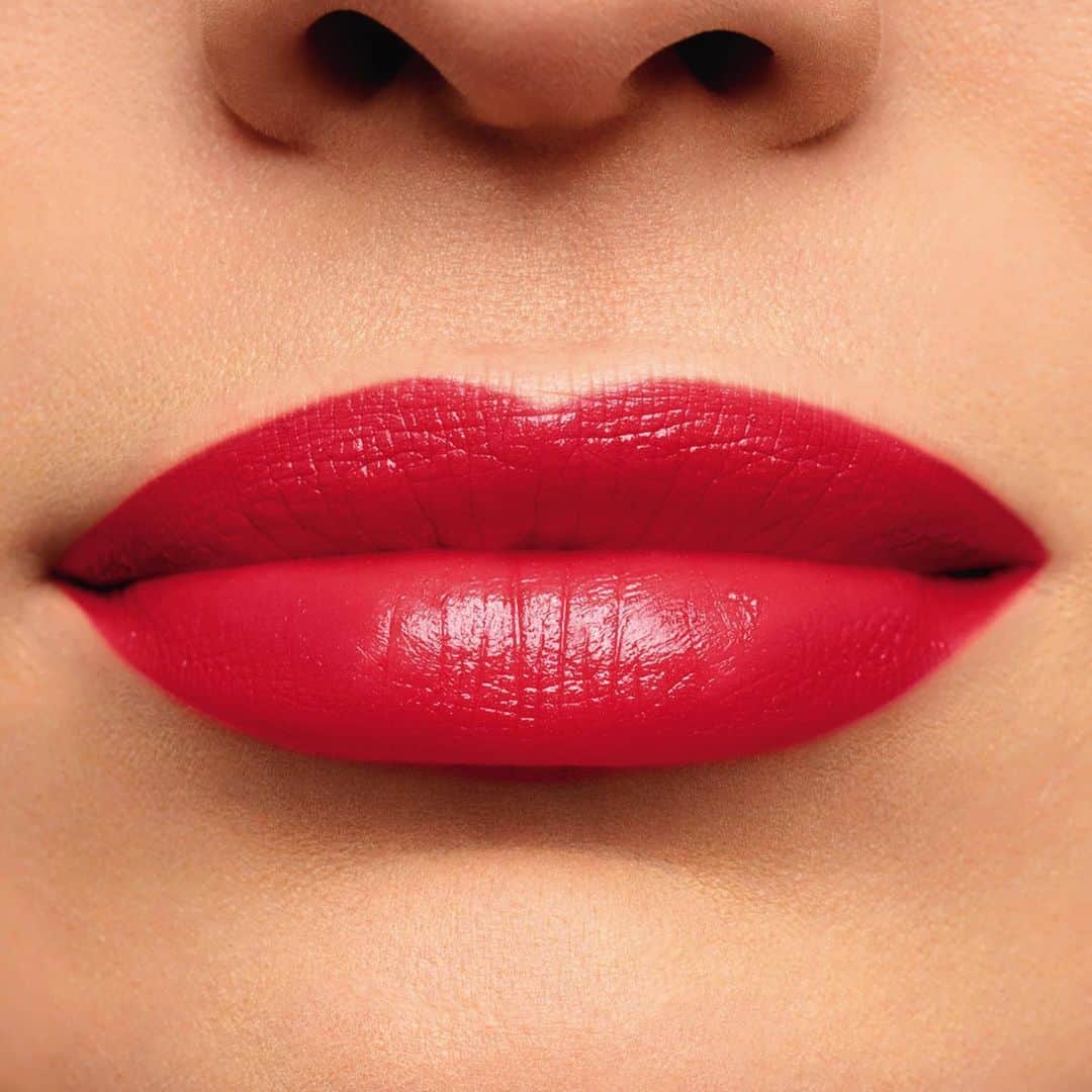 ゲランさんのインスタグラム写真 - (ゲランInstagram)「Ruby red for all. Featuring Rouge G 025.  Enriched with spheres of hyaluronic acid to mimic lips’ natural fullness, guggul oil to stimulate collagen* and diamond powder for a flawless finish. Lips are transformed into the most precious of jewels. * In vitro test on ingredient.  #Guerlain #GuerlainMakeup #Makeup #Lips #Lipstick #NewCollection #MyRougeG #lipstickaddict」5月30日 4時11分 - guerlain