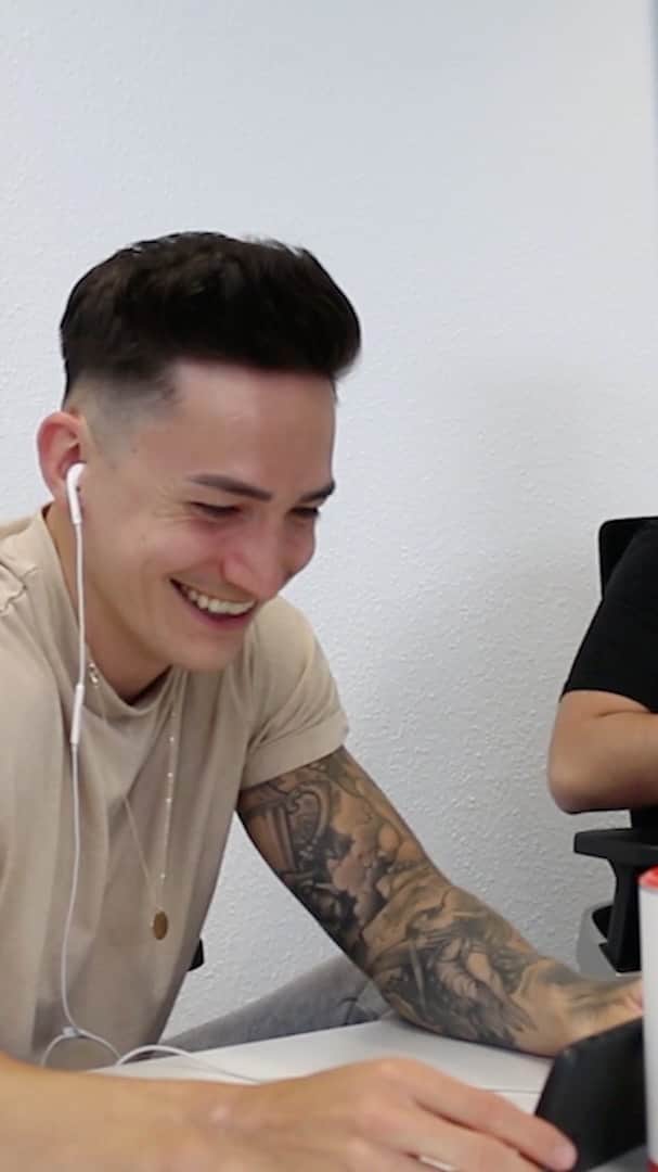 マゼル・ニューエンのインスタグラム：「Fifa 20 prank for my bro @andy_toba Thanks to @bajazzo_7 for helping with this one, go check out his profile ✌🏻 #fifa20 #battle #prank #gymnastics #playstation #themarcelnguyen」