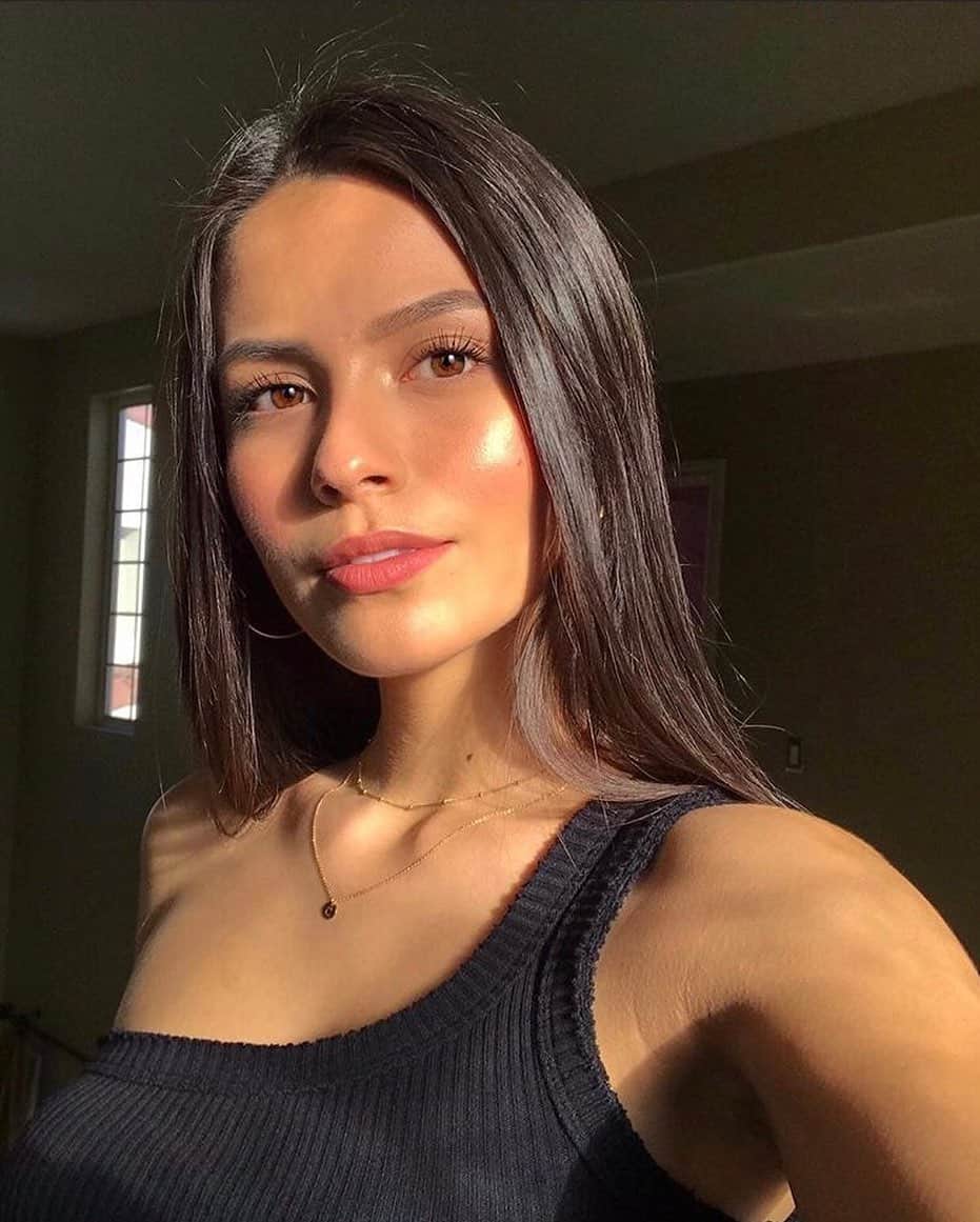 BECCAさんのインスタグラム写真 - (BECCAInstagram)「Golden hour in an instant ☀️ @carolinaamayorga preps her skin with a lit-from-within glow using Backlight Priming Filter, and finishes her look with a natural, luminous glow using Pressed Highlighter in Champagne Pop ✨ tap to see more! #BECCAGlow #Repost @carolinaamayorga」5月30日 4時33分 - beccacosmetics