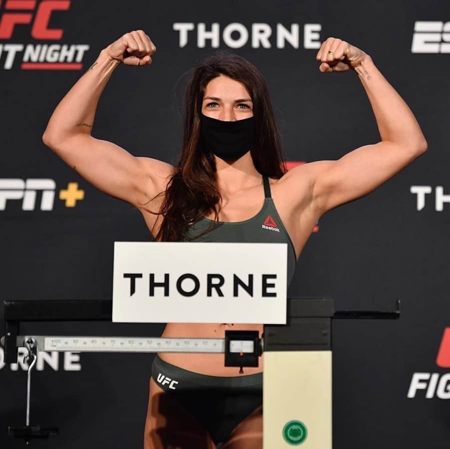 マッケンジー・ダーンのインスタグラム：「115.5 lbs weight made! One more day until I go after the $50k bonus! 🙏🏼👌🏼👊🏼💪🏼😏 • • • •  52,5 kg peso batido! Falta só mais um dia para eu ir atrás daquele $50mil bônus! 🙏🏼👊🏼👌🏼💪🏼😏 Photo by @ufc_brasil」