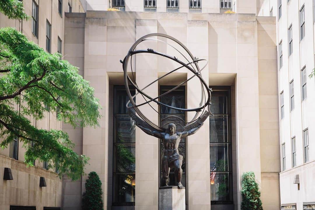のインスタグラム：「Our home on Fifth Avenue is steeped in landmarks. One of our favorites is a sculpture depicting the Greek titan Atlas holding the celestial vault on his shoulders. The artist Lee Lawrie installed it at Rockefeller Center in 1937 with the help of his friend and architect, Rene Chambellan. . . . #newyork #nyc #nylandmarks #rockefellerplaza #fifthavenue #peninsula #newyorkcity #thepeninsulanyc」