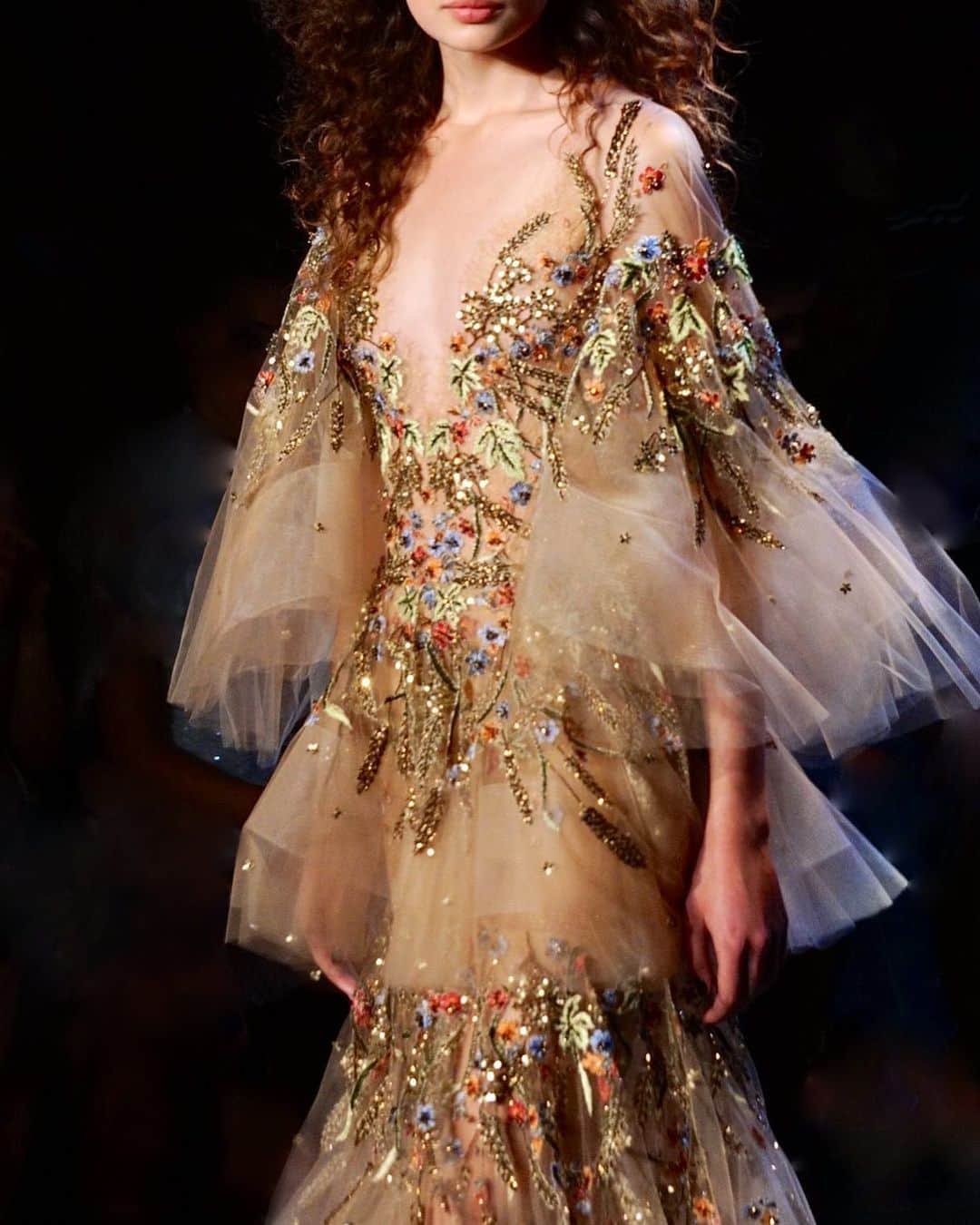 のインスタグラム：「From the archives: Look 14 on the Spring 2017 Marchesa runway. #marchesa #ss17marchesa」