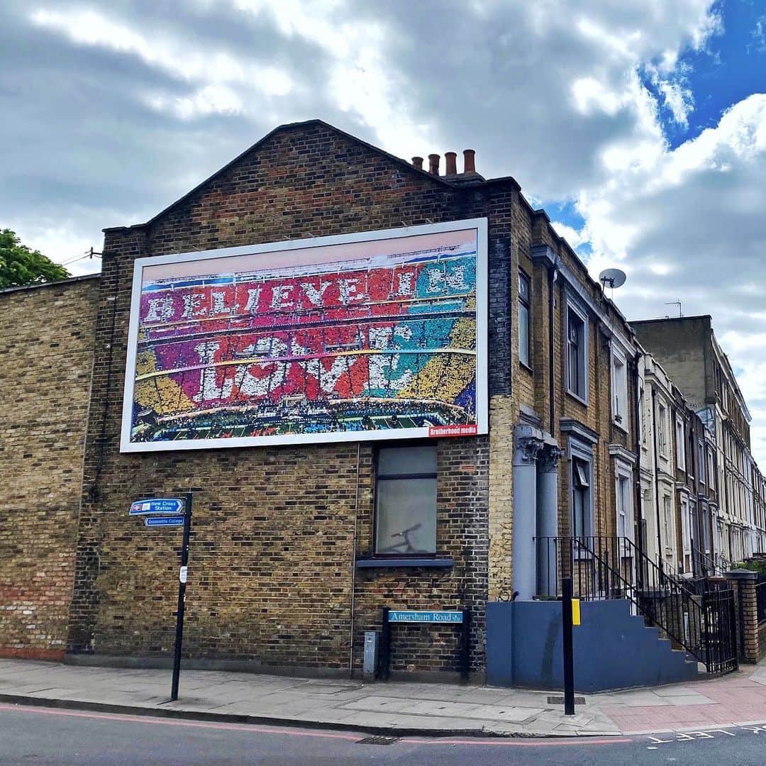Coldplayのインスタグラム：「Thanks @brotherhoodmedia for spreading good vibes in London. More messages from great artists at #billboardpositive. Needed now more than ever. PH」