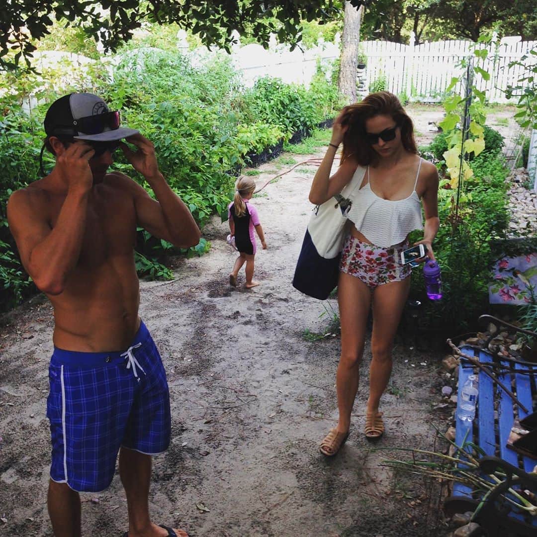 アレクシス・ナップのインスタグラム：「Normally would be gearing up for a flight to east coast & resume our natural beachy habitat right about now....Kai’s been surfing with her pro surfer uncle since she were 3 😍 I grew up surfing, but still never tried to paddle out on west coast, for shame. Might now as going to the beach is still so limited. (Surfer comrades where u at!?) 🏄🏻‍♀️🏄🏽‍♂️I hope u all get some fresh air & enjoy yourselves today, sending loveee 🤍⚡️🤍 happy Friday if that still matters🤷‍♀️⚡️🤍 #fbf #siblings #minime #gardenexplosionFTW」