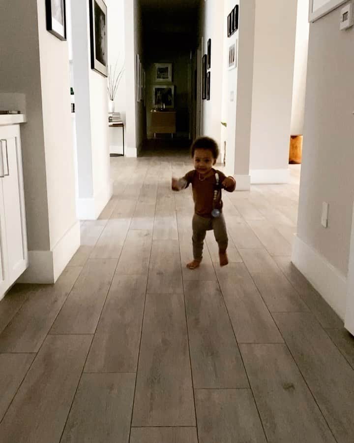 カルロス・ブーザーのインスタグラム：「Daddy’s Girl..... #HOLDAT 🦋」