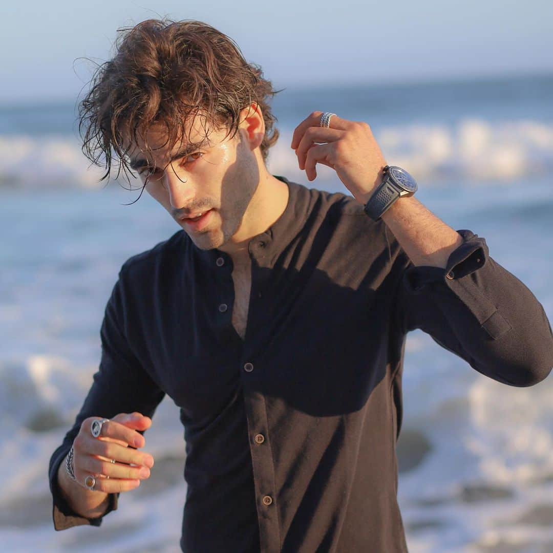 ブレイク・マイケルのインスタグラム：「If I send this void away⁣ Have I lost a part of me?⁣ When you wake you're bargaining⁣ For the promise to come back⁣ ⁣ 'Cause getting made you want more⁣ And hoping made you hurt more⁣ Oh, there must be⁣ Something wrong with me⁣ And getting made you want more⁣ And hoping made you hurt more⁣ Someone tell me⁣ Something comforting ♠️」