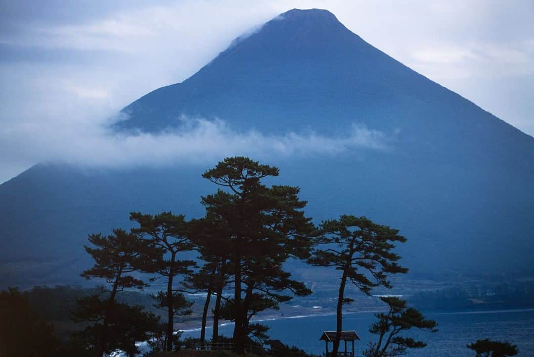 Michael Yamashitaさんのインスタグラム写真 - (Michael YamashitaInstagram)「Everyone loves Fuji, the symbol of Japan, it’s highest mountain and its most popular attraction. Here are some famous look alikes: from Kyushu, it’s Satsuma Fuji or Kaimondake. From Hokkaido, Ezo Fuji or Yoteisan. From Disney Sea Park on Tokyo Bay, it’s Mount Prometheus. #fujilove #kaimondake #yoteisan #mountprometheus」5月30日 5時50分 - yamashitaphoto