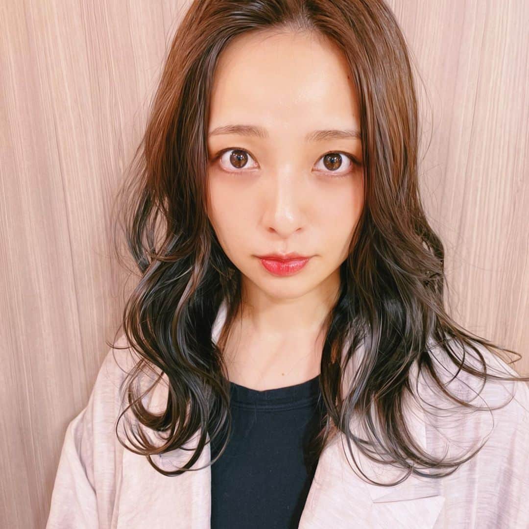 水崎綾女さんのインスタグラム写真 - (水崎綾女Instagram)「おでこ広いって書こうと思ったら、おでこヒロインってでてきました。 どうも、おでこヒロイン水崎綾女です。  3ヵ月ぶりの美容院💇‍♀️💇‍♀️💇‍♀️ 場所は若者の街、渋谷。 大好きな美容師さん、めぐたんにやっと逢えたよ〜。 根元は🍮乗っかってるし、毛先はオレンジになっているしで、散々だった髪の毛もこのように生き返りました。 話に花が咲きすぎてなにのイルミナカラーだったか忘れたけれど、とにかく落ち着いた素敵カラーにしてくれました。毛量が多すぎるので、だいぶすいてもらいました。安心してください、まだまだあります。 そして、自粛中に前髪もどんどん伸びて今は久しぶりのセンターわけになっていますが…とにかくおでこが広すぎて顔の三分の一以上二分の一未満の広すぎるおでこに今写真をあげていてびっくりしています。 でも、トリートメントのおかげでとぅるとぅるになったしカットのおかげで髪の毛も心も軽くなったので大満足です！髪の毛やお肌、ネイル綺麗だとテンションがあがりますね☝️☝️☝️ 次の美容dayはボロボロのネイルにいきましょうか…💅 * * *  @littlexsalt  @meg_kodama  @tairamatumoto  #littlesalt  #リトルソルト渋谷 #美容院 #美容室 #hairstyle  #hair #meg_arrange  #littlexsalt  #💇‍♀️ #shibuya #渋谷 #🗿 #おでこ #おでこ広い #おでこヒロイン」5月30日 6時02分 - misakiayame