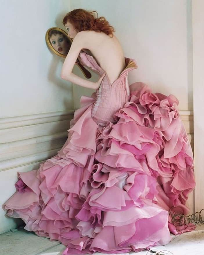 ジル・スチュアートさんのインスタグラム写真 - (ジル・スチュアートInstagram)「“We meet no ordinary people in our lives” -C.S. Lewis  Karen Elson by Tim Walker . #cslewis #karenelson #timwalker #mirror #couture #pink #gown #fashion #photography #inspiration」5月30日 6時08分 - jillstuart