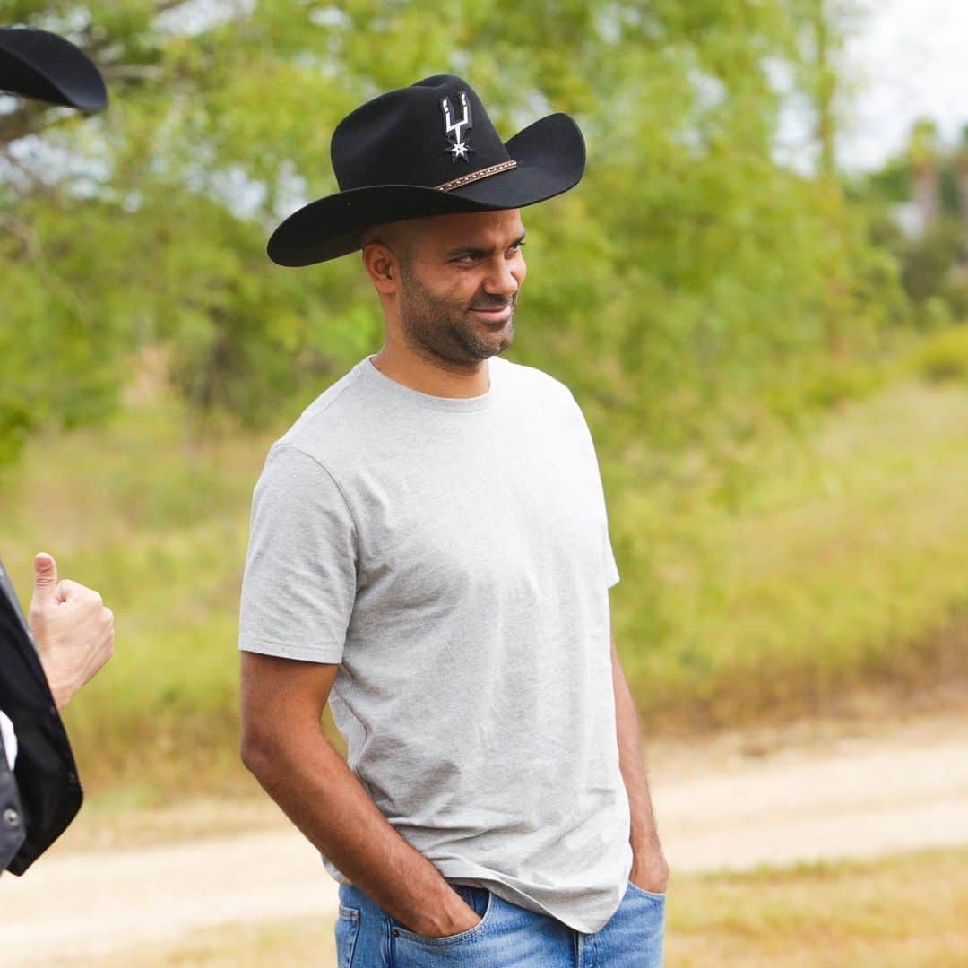 トニー・パーカーさんのインスタグラム写真 - (トニー・パーカーInstagram)「Thinking about my future career, cowboy maybe? 🧐🤠 • • • #texas #spursnation #cowboy #spurs #heb #commercials #shoot #oldpic #cowboyparker」5月30日 6時44分 - _tonyparker09