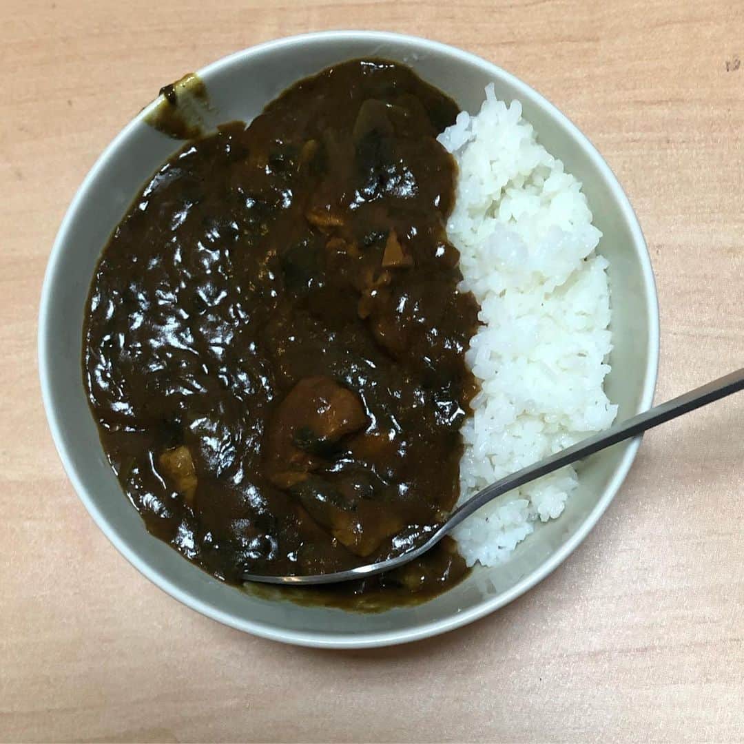 ヒューマン中村のインスタグラム：「今回もほうれん草カレーリベンジ。 豚肉ではなく鶏肉で。 まあ、65点でしたね。  なんでなんやろ。  色々やり方変えても、ずっと同じ位置ウロウロしてる感じするなぁ。  一生懸命頑張ってるのに、、カレーは全然振り向いてくれない、、 はぁ、、 病みそぅ、、 You are always gonna be my love いつか誰かとまた恋に落ちても I’ll remember to love You taught me how You are always gonna be the one 今はまだ悲しい love song 新しい歌 うたえるまで  #ヒューマン中村  #自炊 #カレー #こないだまでのカレーはぶどうのフレイバーがした #下積み長ない？」