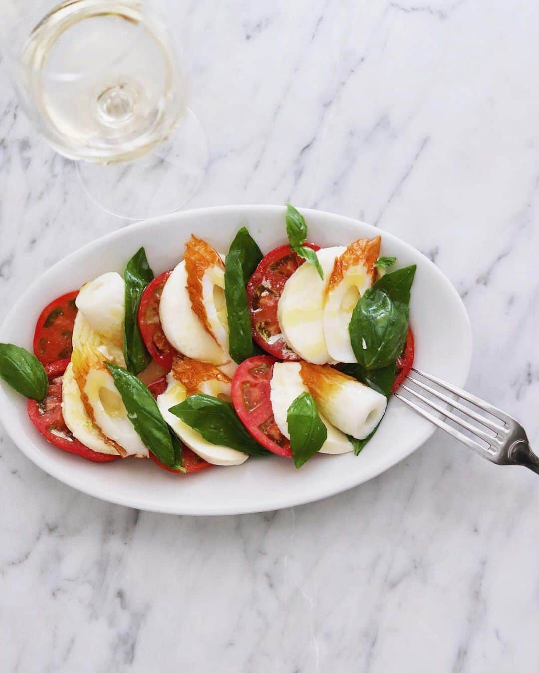 樋口正樹さんのインスタグラム写真 - (樋口正樹Instagram)「Caprese with CKW . イタリアンの定番サラダ、 トマトとモッツァレラと バジルで作るカプレーゼ。 今日はちくわをしれっと 間に差し込んでみました。 冷えたワインとよく合う。 . こだわりのあるちくわは 季節ごとに旬の魚を使い、 夏はスズキやハモで作り、 １本５００円したりする おいしいのがありますよ。 父の日やお中元の候補に。 . . #ちくわ料理 #サラダ #夏ちくわ #ちくわレシピ #ちくわとワイン #caprese #insalatacaprese #salad」5月30日 12時20分 - higuccini