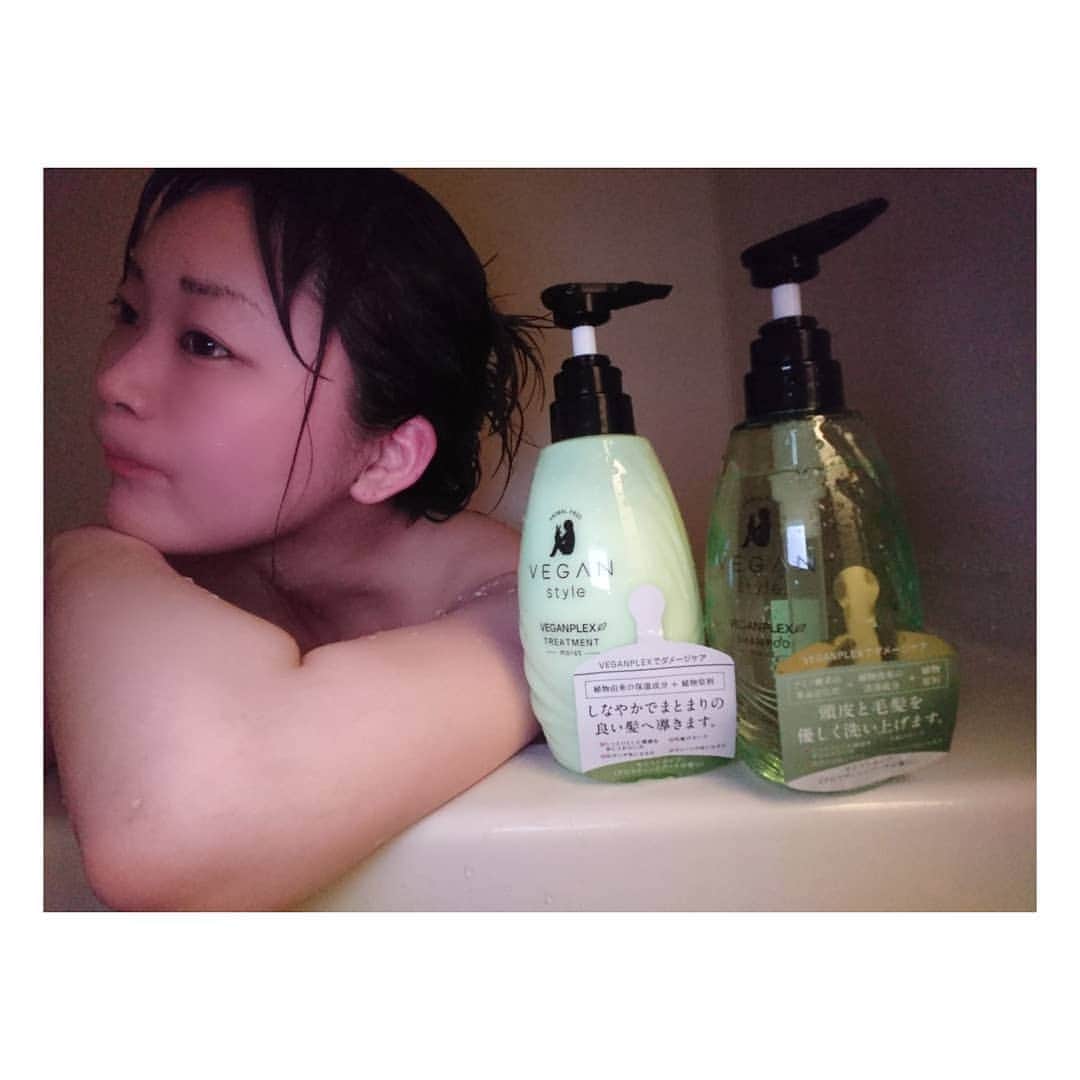 のインスタグラム：「めっちゃ、シャンプーリンスいい匂い😻😻😻😻😻😻✨ ヘアケア『VEGAN STYLE（ヴィーガン スタイル）』 . . イオンが ヴィーガン＆ハラール認証取得した 初のヘアケア商品を今月５月から発売🤔👍 . 『VEGAN STYLE』のシャンプーとトリートメントは 「スムースタイプ」と「モイストタイプ」の2種類😳💓 . さらさらヘアを目指す人には「スムースタイプ」が、 しなやかな髪を手に入れたい人には「モイストタイプ」\( *´ω`* )/ . . #シャンプー #リンス #イオン #ヴィーガンスタイル  #ヴィーガン #VEGANSTYLE #新商品 #バスタイム #ハラール #オーガニック #コスメ #COSME #イオンモール #ヘアケア #hair #ヘアー #お風呂 #新発売 #いい匂い #ヴィーガンスタイルヘアオイル #ヴィーガンスタイルリンス #girl #美容 #美容好き #beauty #pr #beautiful #awesome #bathtime #ヴィーガンスタイルシャンプー」
