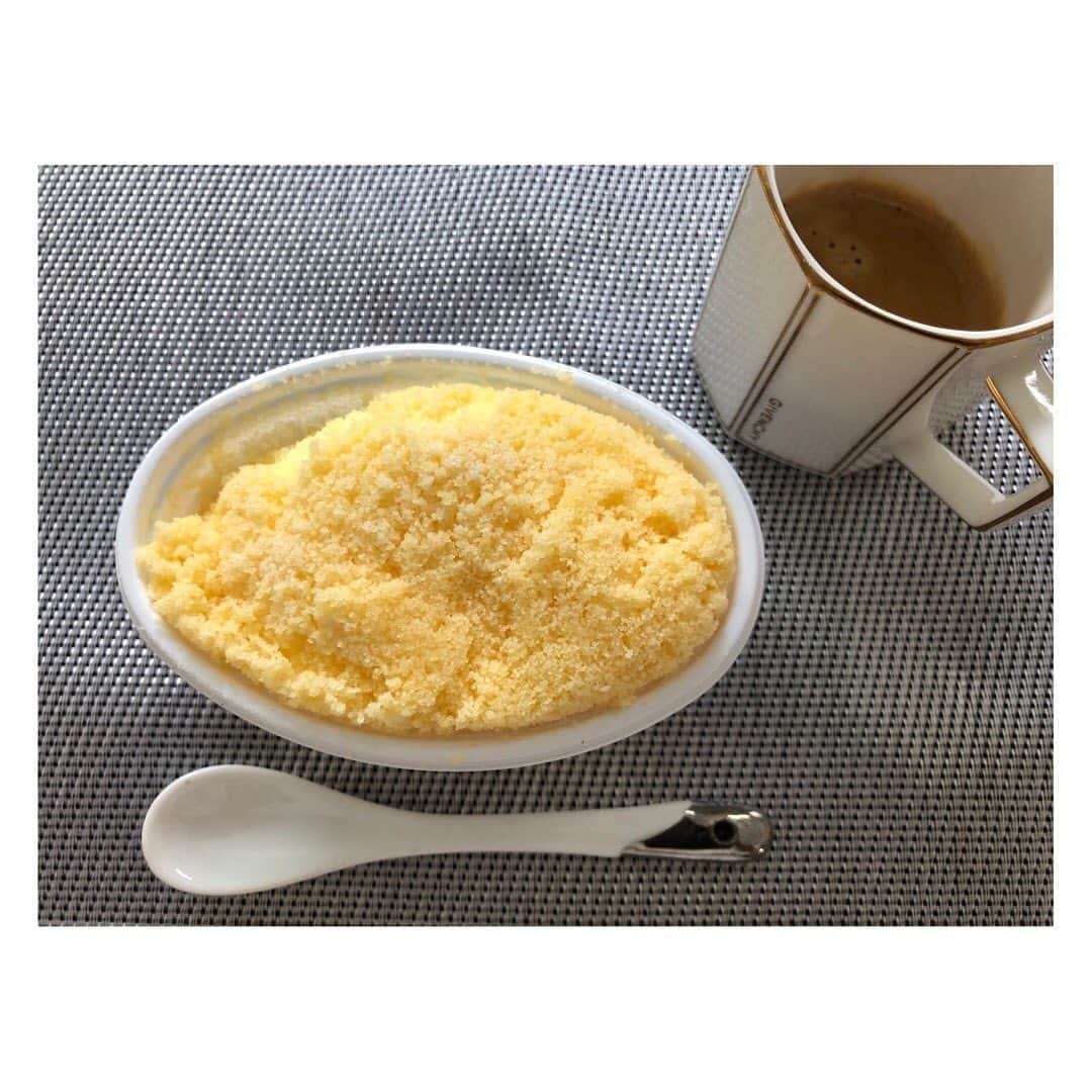 柳野玲子さんのインスタグラム写真 - (柳野玲子Instagram)「おうちカフェ😋☕️✨ ネットで購入したので本格的なコーヒーが一杯30円😍 SALEやお買い得商品が昔から大好きです^ ^ 緊急事態宣言は解除されましたが第二波がこわいので、来月中旬の結果次第で久々に釣り計画立てる予定です🎣 もう少しだけ頑張って我慢🥺 #おうち時間 #おうちカフェ #自粛生活 #倹約生活 #至福の時間 #おやつタイム」5月30日 12時25分 - yanaginoreiko