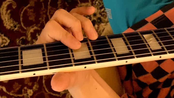 小野武正のインスタグラム：「春が終わる前に春の曲を、、﻿ ん？春っていつまでだ？？﻿ ということでKEYTALK先輩のSpring Sparkleの1番Aメロのギターを最後の春の伊吹を感じてもらおうと思います。。﻿ ﻿ Aメロのコード進行ですが﻿ B♭ / B♭ / Gm / Gm /﻿ A♭ / B♭ / E♭ / E♭ /﻿ てな感じで前半と後半で微妙に転調してるんですよね、B♭からE♭に転調しててB♭からみたE♭というのは4度先の音でサブドミナントという関係なのですが非常に親和性が高い為、うわ！こいつ転調しやがった！っていう過度な演出感が薄くナチュラルに転調できるという訳ですねえ﻿ 且つ転調する繋ぎ目のコードがキモになっているのです。﻿ このケースだとGmというコードですね。﻿ このキーとキーを繋ぐコードをピボットコードというのですがGmというコードはキーB♭ではVImとして属していてキーE♭ではIIImとして属しています。つまり二つのキーどちらにも存在するコードなので違和感なく転調できるという訳ですねえ﻿ 更に言うとメロディです。前半のメロディはGの音で終わってて転調後のメロディはG G#と半音で紡いでメロディアスに動いていくので継ぎ接ぎ感なく転調できるという訳ですねえ﻿ 違和感は無いけどフワっと感は残す絶妙な転調﻿ つまり﻿ 伊達に髭生やしていたという訳では無いという事ですねぇ﻿ ﻿ 武正たまには真面目に語る、おわり。﻿ ﻿ #わしつなぎ﻿ #keytalk﻿ #言い忘れてた﻿ #わしにちは﻿ #わしなら〜﻿ #わしなら〜にはベホマラー的な効果が﻿ #プラシーボ的にあります﻿ #個人差あります﻿ #春﻿ #愛を灯した体温で﻿ #みんなの嘘も包んで﻿ #芽吹いた春の上で﻿ #ほら僕ら生まれ変わるよ﻿ #良い歌詞だなあ﻿ #某社長みたいにわしも毎日体温アップした方が良いかな...」