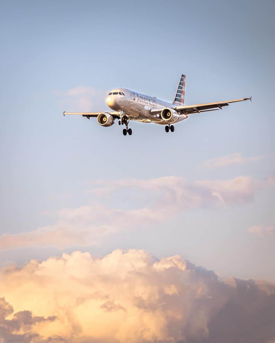 アメリカン航空のインスタグラム：「Stow your tray tables, this weekend is coming in for a landing! Tell us where you want to go next. Share the destination with a travel emoji in the comments below. 🏞🌉🌆 | 📷 by: @justin_time_915」