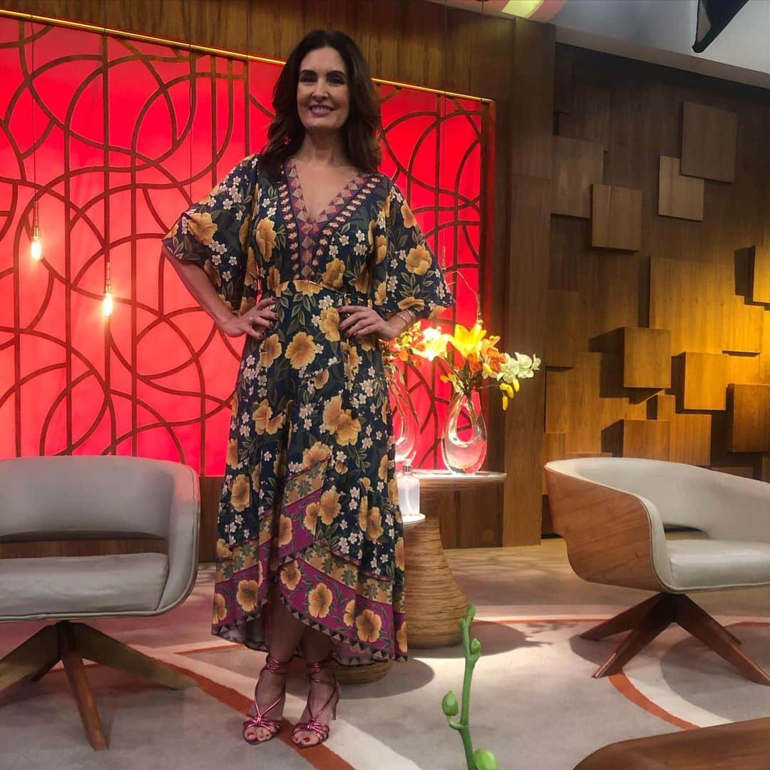 ファチマ・ベルナルデスのインスタグラム：「Obrigada pela companhia nessa primeira semana em novo horário. Segunda-feira a gente volta com muito gás e muita vontade de tornar o seu dia melhor. #encontrocomfatima」