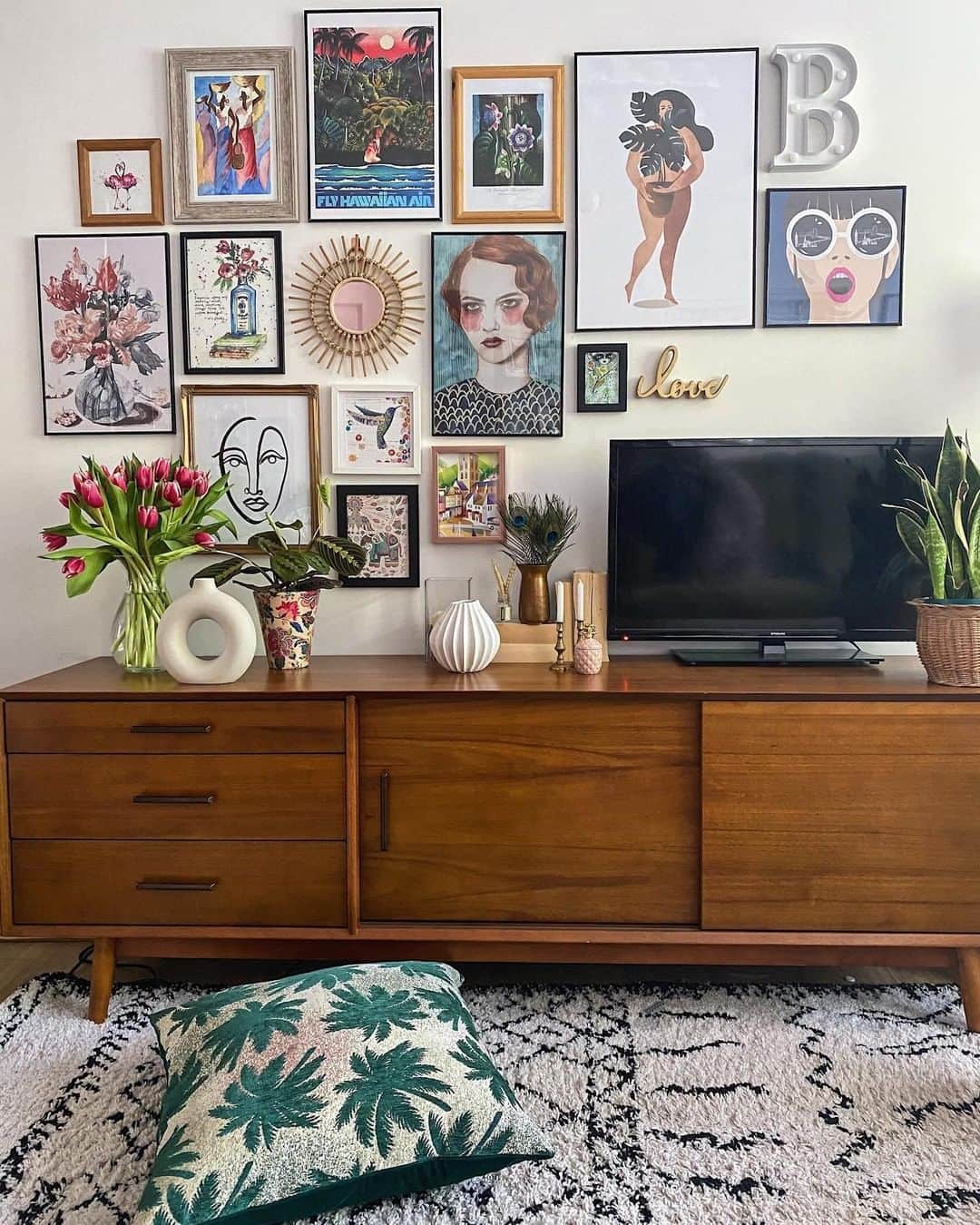 west elmさんのインスタグラム写真 - (west elmInstagram)「Helloooo, gallery wall! @melaniejadedesign is giving us all kinds of inspo on this #FairTradeFriday with her @fairtradecertified Mid-Century Media Console & tons of art ✨Share your style and tag @westelm! #mywestelm #fairtrade @westelmuk」5月30日 7時06分 - westelm