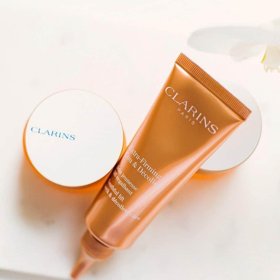 Clarins Canadaさんのインスタグラム写真 - (Clarins CanadaInstagram)「Often neglected by women, the neck is a particularly delicate area since ⁣it is exposed to hundreds of movements every day. In the last few years, a new movement has also started to affect this area – the frequent use of smartphones. Called the “text neck”, this phenomenon actually speeds up the appearance of wrinkles and loss of firmness on the neck. Our Laboratories have developed the 7th generation of Extra-Firming Neck & Décolleté which helps to visibly maintain a firm youthful-looking neck and supple skin.🌻 ⁣__________ ⁣Trop souvent oublié par les femmes, le cou est une zone particulièrement fragile car il est exposé à des centaines de mouvements quotidiens. Depuis quelques années, un nouveau geste vient endommager davantage cette zone : l’usage fréquent des smartphones. Surnommé le « text neck », ce phénomène accélère l’apparition de rides et la perte de fermeté du cou. Nos Laboratoires ont développé la 7e génération du soin Extra-Firming Cou & Décolleté qui permet de préserver visiblement la jeunesse et la souplesse de la peau tout en redonnant galbe et fermeté au cou.🌻 ⁣. ⁣. ⁣. ⁣📸 : @clarinsaus ⁣#Clarins #ItsAllAboutYou #ExtraFirming #SpringInYourSkin」5月30日 7時30分 - clarinscanada