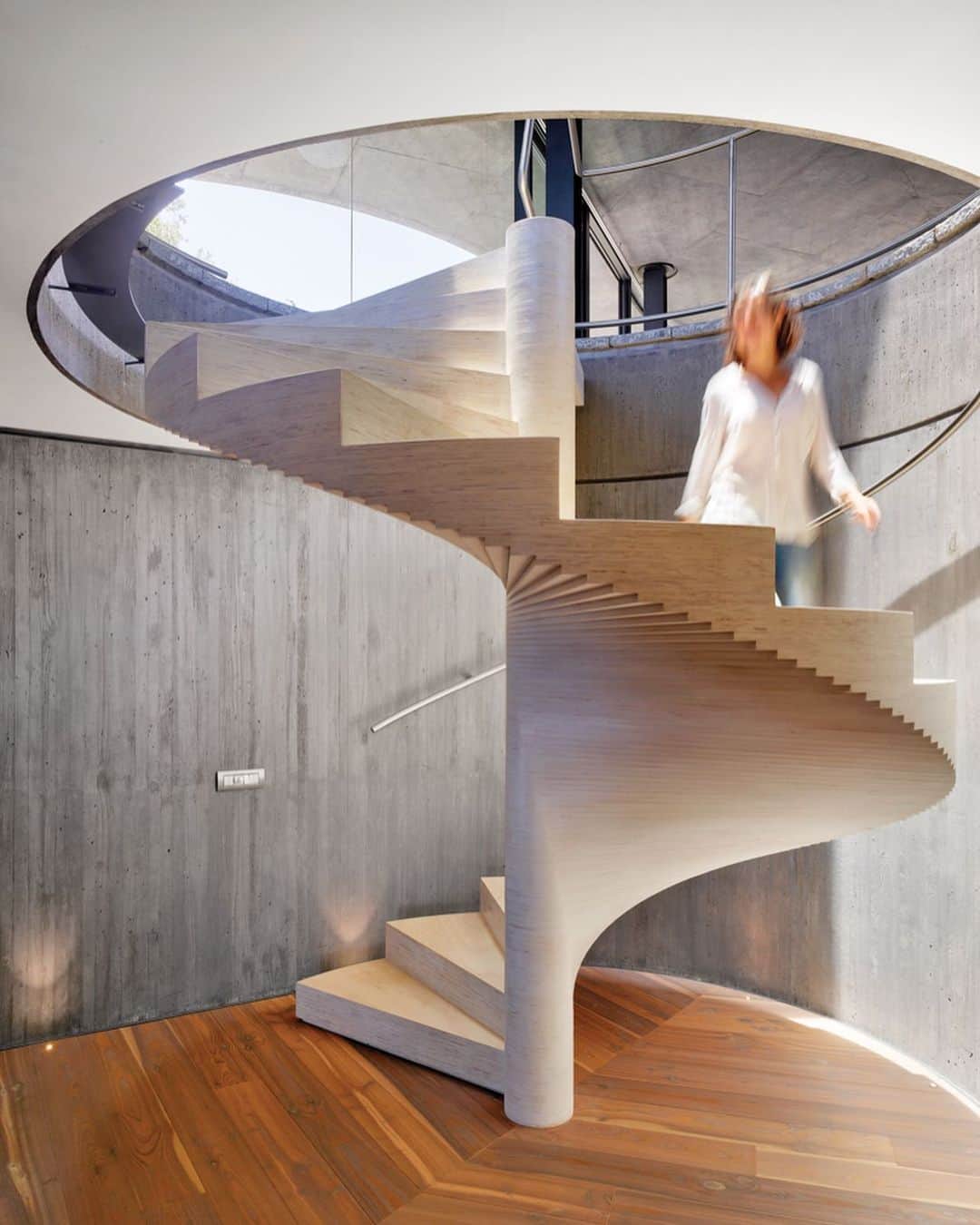 Reiko Lewisさんのインスタグラム写真 - (Reiko LewisInstagram)「Arquitectos and Gubbins Polidura Arquitectos Create Weekend Retreat in Chile What a stunning project by the architect group!　Beauty of stairs and details! It is featured in Interior Design Home magazine. チリのプロジェクトですが、あまりにも奇麗なのでご紹介。 彫刻のような階段と隅々までこだわるディーテイル。 今月のインテリアデザインホーム雑誌に紹介されています。 #hawaiiresident #interiordesign #interiorlovers #residentialdesign #beachhouse #stylishlifestyle #interiordesignhome #dreamhomes #ハワイ在住 #インテリアデザイン #インテリア好き #スタイリッシュな暮らし #ドリームホーム #インテリアデザインホーム」5月30日 7時35分 - ventus_design_hawaii