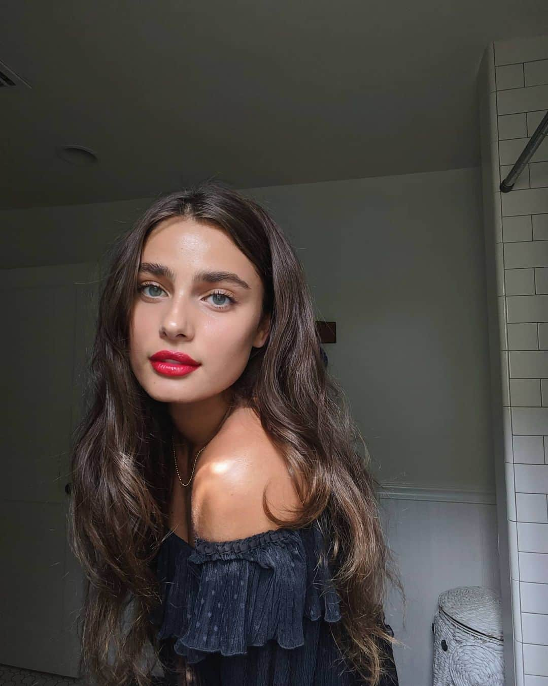 テイラー・ヒルさんのインスタグラム写真 - (テイラー・ヒルInstagram)「Playing dress up... Again... And again... And, well again. 💄」5月30日 7時46分 - taylor_hill