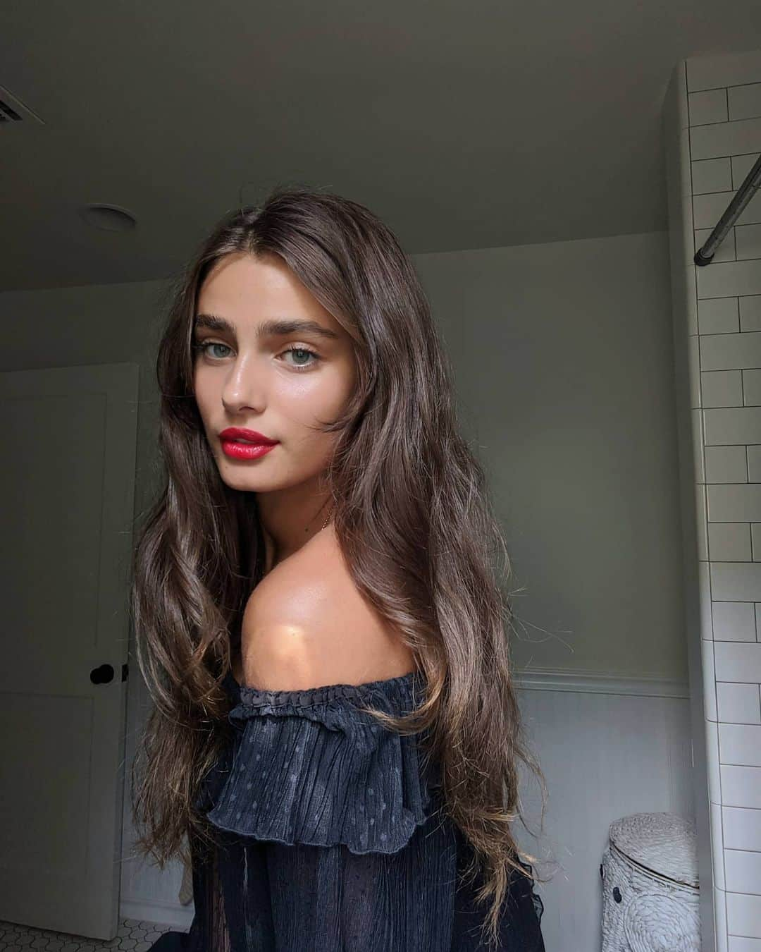 テイラー・ヒルさんのインスタグラム写真 - (テイラー・ヒルInstagram)「Playing dress up... Again... And again... And, well again. 💄」5月30日 7時46分 - taylor_hill