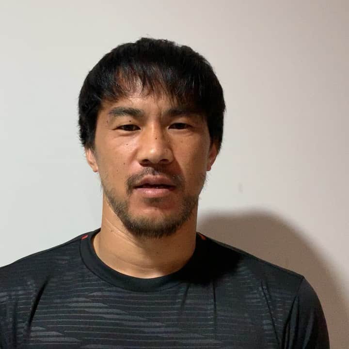 岡崎慎司のインスタグラム：「日本では緊急事態宣言が解除され少しずつではあるけれども制限の緩和が進み飲食店も稼働し始めていると知り少しホッとしています。 ただ、新型コロナウイルス感染拡大に伴い、日本だけでなく世界的にも飲食店は休業が余儀なくされていると聞いています。 僕が応援大使をしている神戸ビーフ・但馬牛も多大な影響を受けているようです。 僕が出来る事は本当に微々たる事かもしれませんが、世界に誇れる但馬牛と神戸ビーフを買って食べるしかありません。このような状況が続けば生産者さんが廃業してしまう可能性もあります。 みなさんも大変な時だと思いますが、日本が世界に誇れる和牛「神戸ビーフ」のブランドを守っていく為にも、少しでも神戸ビーフ・但馬牛を食べて日本を、世界を元気にしていきましょう！ 今なら神戸ビーフ・但馬牛の生産者さんへの応援として、購入者の方に素敵なプレゼントが当たる応援キャンペーンをしています。 まだまだ油断の出来ない厳しい状況が続きますが、神戸ビーフ・但馬牛を食べて新型コロナウイルスに打ち勝ちましょう！  I have been an ambassador for Kobe beef since a year ago.  I think Kobe beef is meat that can be proud of to the world.  Let's eat Kobe beef and protect Kobe beef in this situation. #神戸ビーフ応援キャンペーン #知らない方は是非調べてください #スペインでは残念ながら食べれない #神戸ビーフは偉大な存在 #海外でのコミュニケーション #どこ出身？ #神戸だよ #おー神戸ビーフ #イエス #これで仲良くなれます」