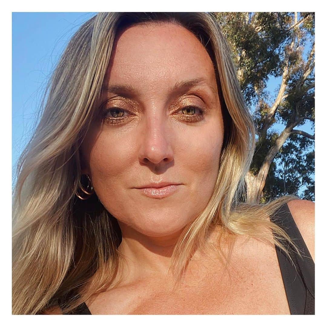 JO BAKERのインスタグラム：「S A F E • S U N L E S S • T A N  Had fun playing around with #teatotan @byterryofficial  Swipe through to see the instant results... of this spray ...brush...applied formula which gives a budge proof stunning golden tan without a streak or patch in sight! I used this on face and body and even on my sensitive skin I had no reactions or breakouts which is pretty unusual for a tanning product #jobakermakeupartist」