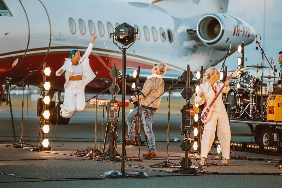 シェパードのインスタグラム：「Still trying to work out how Amy jumped that high #inspiredbymj😹 still buzzin’ from last night 🤩 @lukemarsdenphoto」